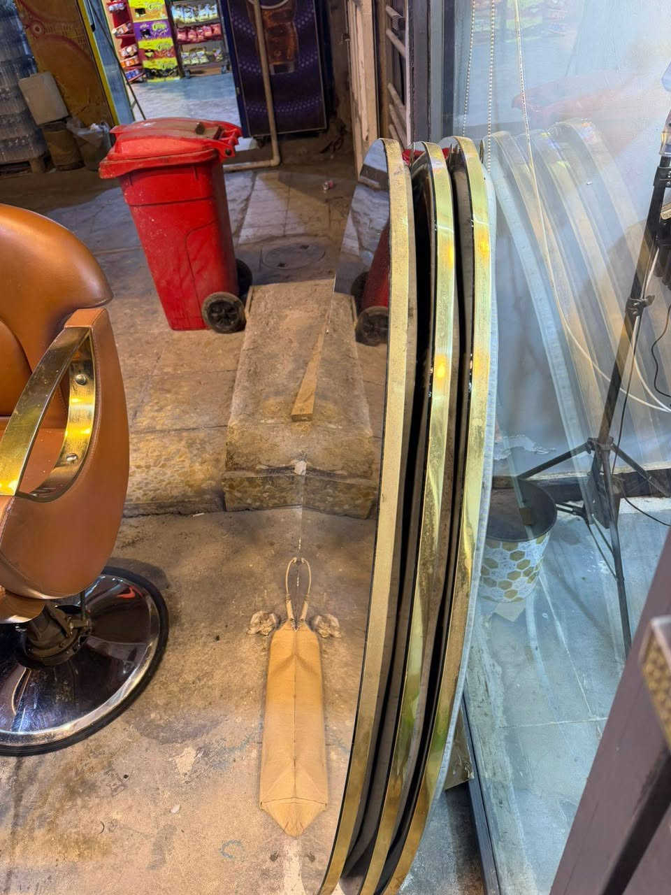 مرايات عدد 3 شكل بيضوي حديث لد مخفي شمسي ضامان 3سنوات المري كلش جديدات استخدام شهرين  للبيع 3 شلع السعر 150 الف التواصل وياي واتساب  ***********
