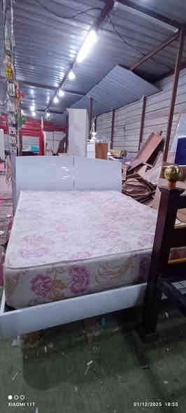 سرير نفرين تركي مع دوشك ضغط قياس متر ونص عرض في مترين طول اربع رجلين خشب مع رجلين حديد بالوسط يعني حلم توكع ***********
