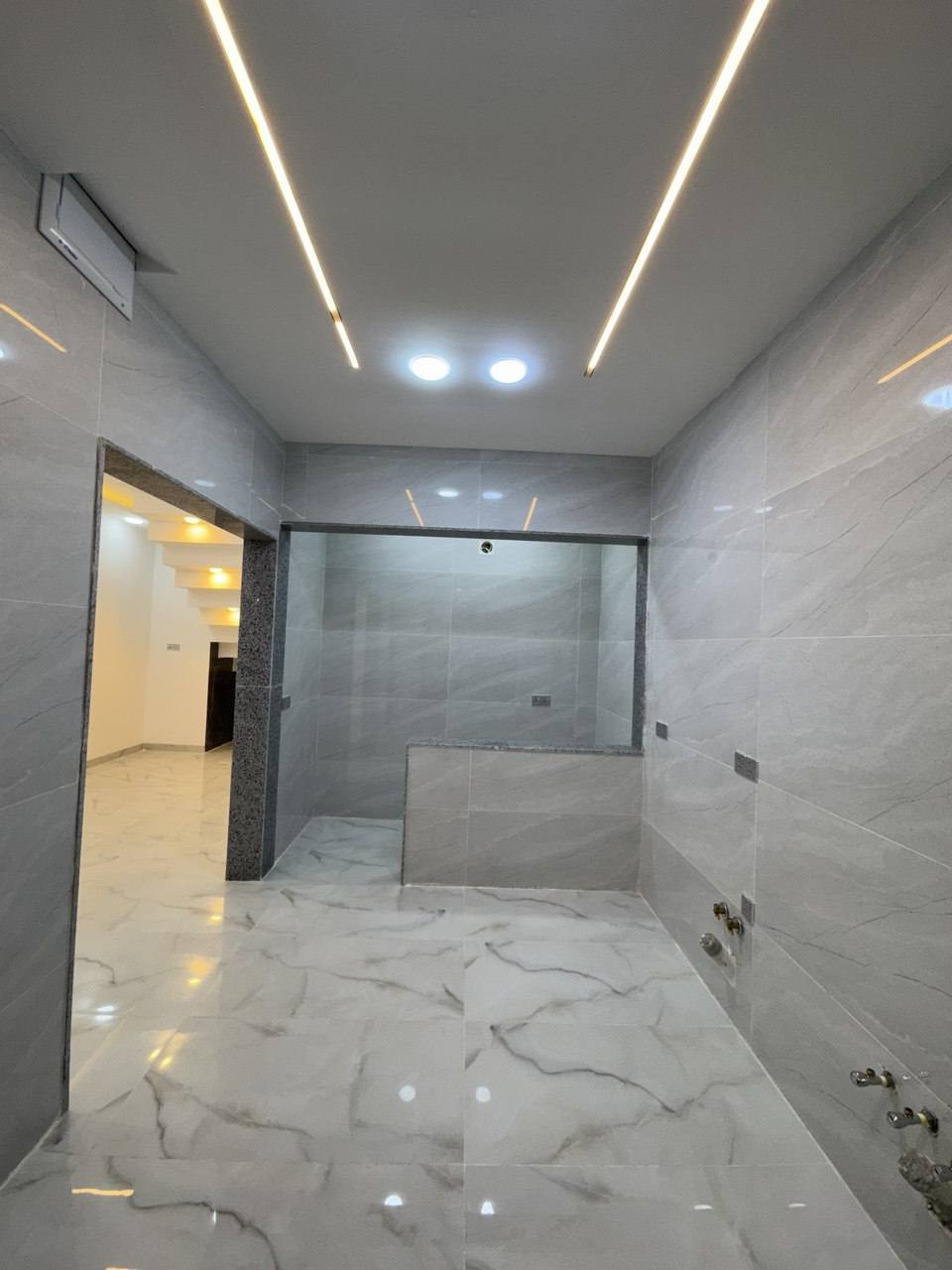 #عروض_عقارات_الصديق
لمعرفة السعر أكتب (تم)
🔴دار للبيع بناء ممتاز زيرو (2026) 
سند طابو ملك صرف
🌐حي الصديق الأولى 
المساحة 100م واجهة (10م)
اتجاة الدار شروق ابتدائي شارع تبيلط 12م
🏠(يتكون الدار من طابقين وبيتونة 4 غرف نوم)
 الطابق ألاول: مطبخ (حار,بارد) هول استقبال غرفة نوم خدمات صحية 
الطابق الثاني: 3 غرف نوم هول خدمات صحية بيتونة سطح عالي كاشي
سند (2026)
(نظام دكتات سبالت تلفاز, تأسيس غاز غسالات)
(الدار سقوف جبس بالكامل)
(الدار فارغ, تسليم فوري)
مكتب الصديق سائدين الصديق
☎️ ***********     علي
☎️ ***********     ابو نور 
نستقبل عقاراتكم وطلباتكم علئ الارقام اعلأه أو مراسلة الصفحة...
