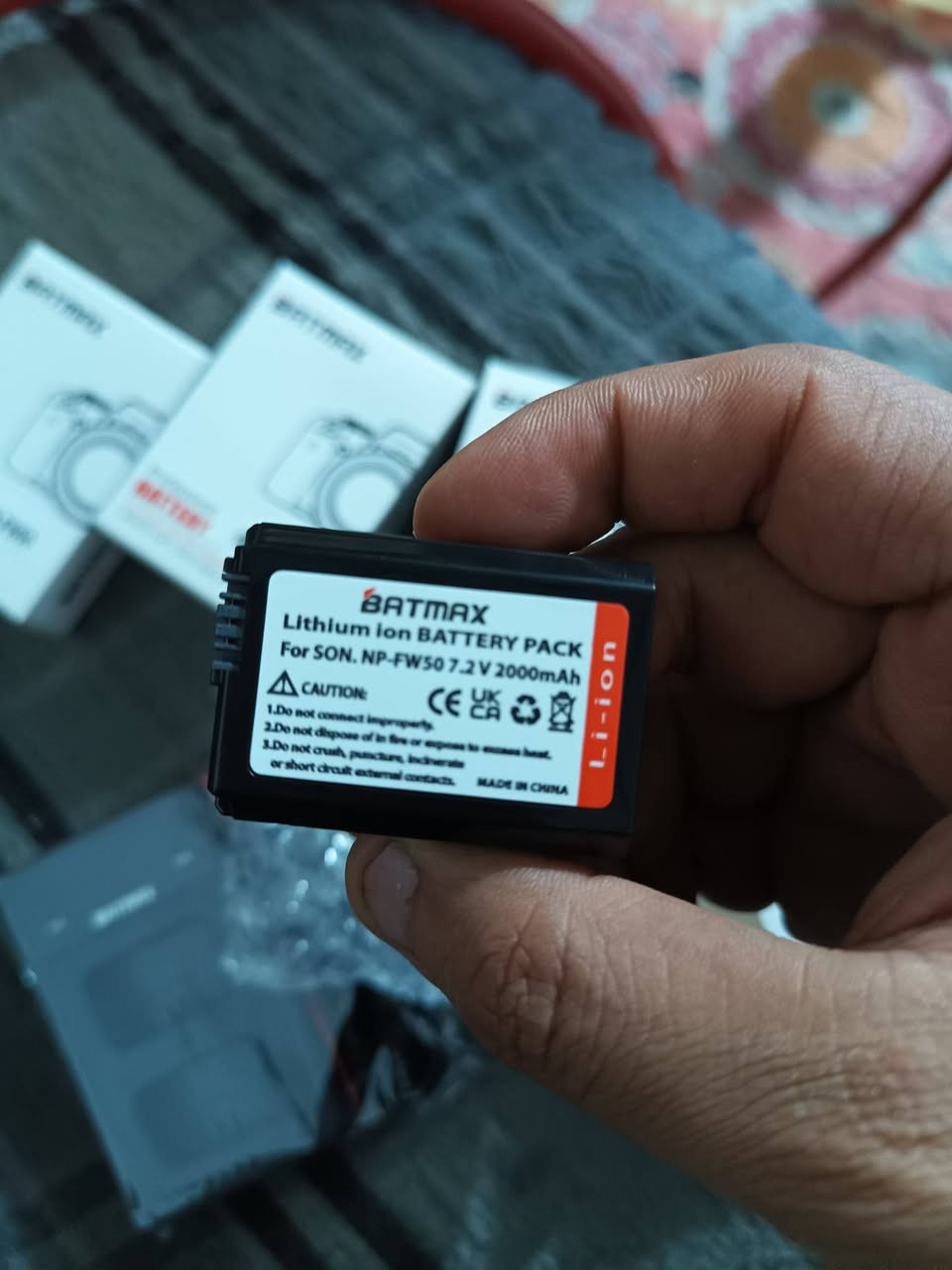 4 بطاريات وشاحنه 
هذه بطارية كاميرا من نوع Batmax NP-FW50 متوافقة مع العديد من كاميرات سوني. 
نوع البطارية: ليثيوم أيون (Li-ion).
السعة: 2000 مللي أمبير في الساعة (2000mAh).
الجهد الكهربائي: 7.2 فولت.
التوافق: مناسبة لكاميرات سوني سلسلة Alpha مثل a6000 وa6300 وa7 وa7R.
عدد ٤ بطاريات وشاحنه
السعر ٣٠ الف


**إذا كنت صاحب هذا الإعلان وتريد حذفه لأي سبب، رجاءا أرسل رسالة إلى الدعم الفني**