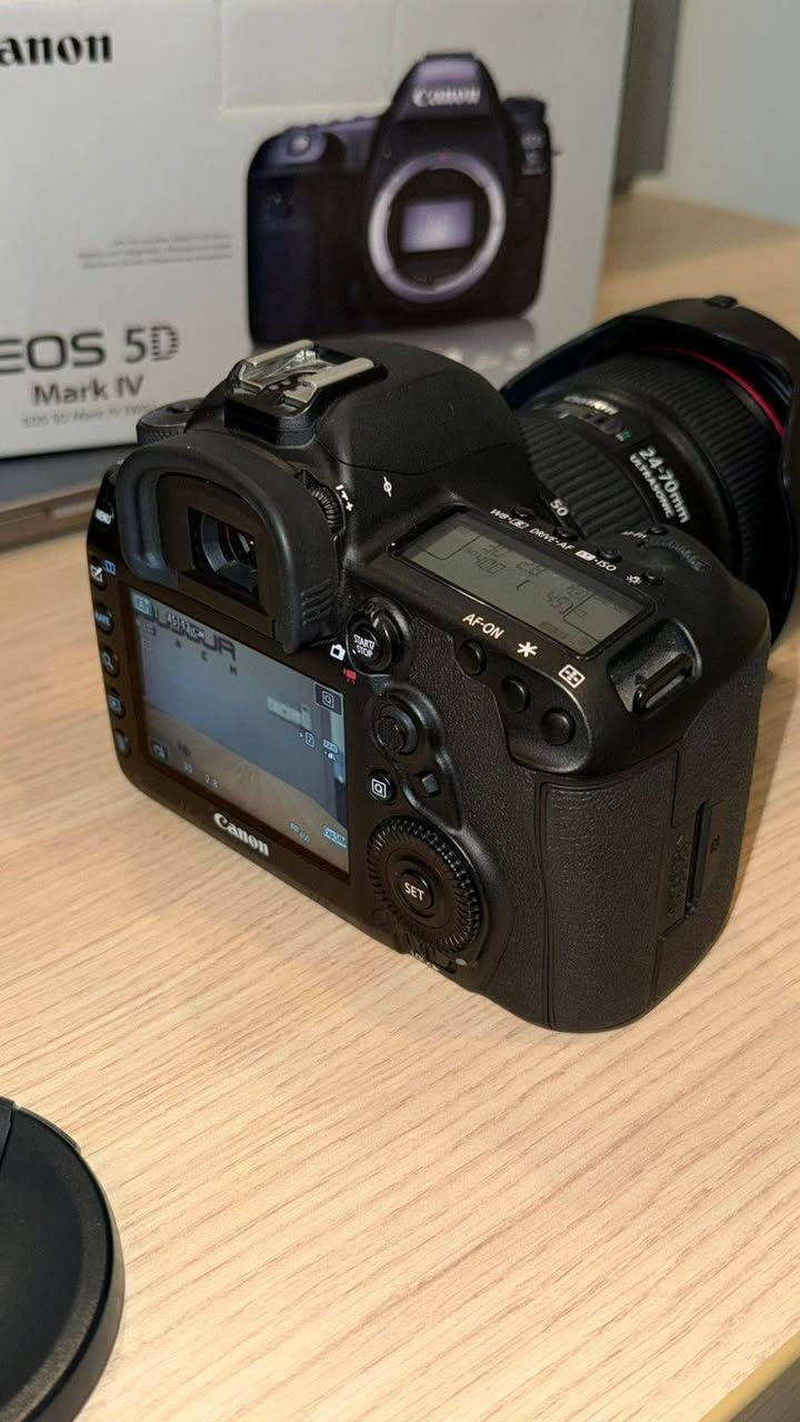 كامرة كانون EOS 5D MARK IV للبيع
مستعملة قليل مع عدسة 24-70 2.8f 
للاستفسار *********** واتساب
