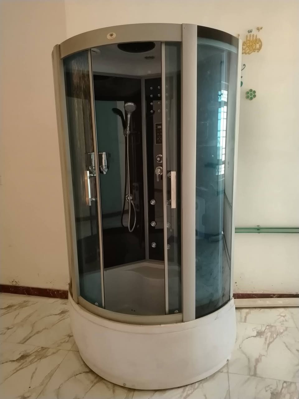 حمام داخلي للبيع  فقط مشدود سعر850 بي مجال    بل محلات فوق بمليون مكان سوق الشيوخ ***********
