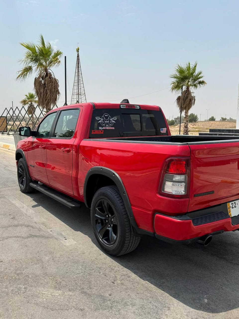 سلام عليكم دوج رام 
موديل ٢١
مكينة ٥٧٠٠
١موصفات توقف ذاتي 
٢ردرات
٣كشنات جلد
نضام ايتو أورك تقليل وقود
بعد بيه هواي موصفات 
رقم اربيل 
مكان السياره بغداد 
*********** بغداد, العراق
