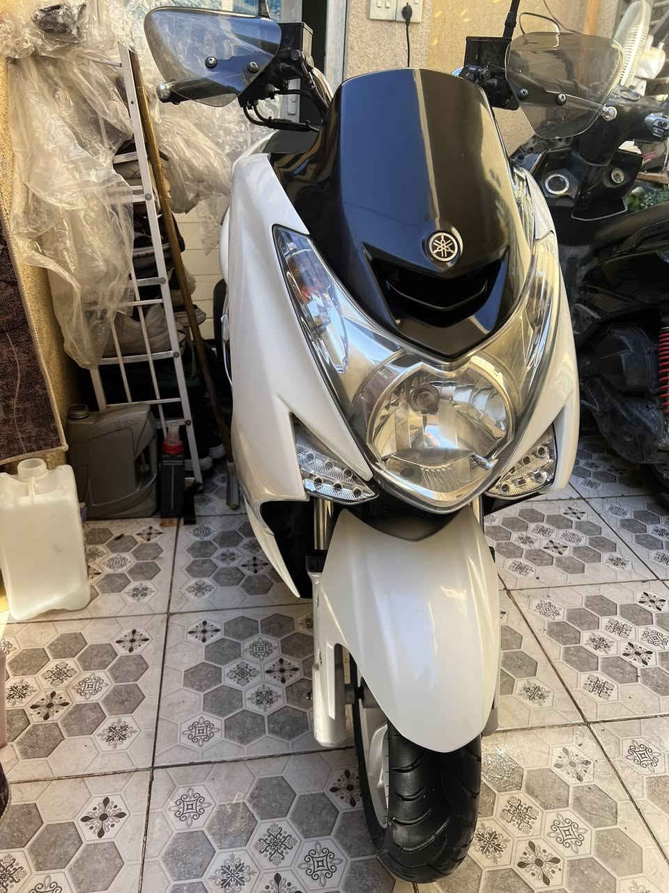 سلام عليكم للبيع
يوماها ماجسته اس ياباني قبق نفخ حديث 
دراجه جديده جديده كلش مال رمبه مصالها سبوع من نازله كفاله من طول للطول إذا زلخ واحد بل كفر راجعه مكينه كهربائيات كلهن كفاله جيب شكو فيتر تعرفه وتعال الماجسته معروفه بل رزانه ولمشي مالتها  
عنواني بغداد شعب 
رقمي *********** هاذ واتساب 
رقم التصال *********** 
سعر دراجه 13500 دولار او 13ورقه ونص وبيها مجال للشراي واني خادم
