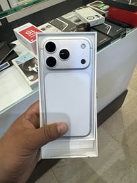 للبيع ايفون ١٧برو فقط ذاكرة ٢٥٦بطارية ١٠٠وكع وصار بية هاي السواد والكا...