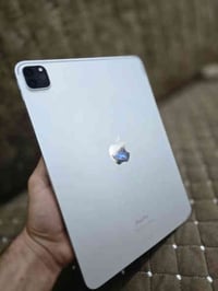 عدي ايباد 11برو معالج m2البيع شاشه مالته 120 هيرتز غراضه كله موجوده ال...