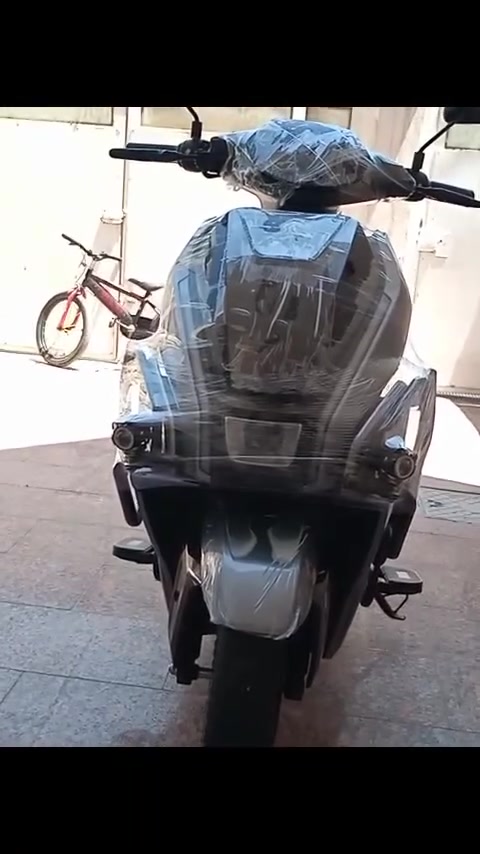 * **دراجة شحن قرش (EcoXtrem)** – زيرو بحالة الوكالة (جديدة نايلون الشركة لسه عليها)
 * **الموديل:** 2026
 * **المحرك:** ملف قوي بقدرة 2000 واط
 * **اللون:** رصاصي ميتاليك مميز مطعم باللون الأسود
 * **حجم الويل (الإطارات):** ويل حجم 12 إنش رياضي مميز
 * **البطارية:** منظومة تتكون من 6 بطاريات شحن لأداء قوي وعمر تشغيلي ممتاز
 * **السرعة:** سرعة فائقة تصل إلى 90 كم/ساعة
 * **أنظمة التشغيل والتحكم:** تدعم التشغيل الذكي الكامل (سويتشين أصليين عدد 2 + كارت ذكي NFC عدد 2 للتشغيل عن قُرب)
 * **الأمان والحماية:** مزودة بهيكل معدني أنبوبي أسود (مصدات حماية جانبي وأمامي) لحماية جسم الدراجة من الصدمات والخدوش
 * **نظام الكبح:** فرامل ديسك (Disc Brake) خلفية متطورة توفر استجابة سريعة وأماناً عالياً
 * **الإضاءة:** لد لايت (LED) أمامي عالي الوضوح مدمج بالواجهة + كشافات عدسات إضافية سفلية لزيادة الرؤية الليلية
 * **الراحة والثبات:** مساعدات (دبلات) خلفية مزدوجة مريحة لامتصاص الصدمات، مع دواسات ألومنيوم خلفية قابلة للطي لراحة الراكب
 * **الملحقات والأوراق:** مرايا جانبية عصرية + حامل معدني خلفي + **للعلم وصل الشراء الأصلي للمراجعة موجود**
**العنوان /** بغداد / حي القاهرة
**رقم الهاتف /** ***********
**السعر /** مليون و 100 ألف دينار

