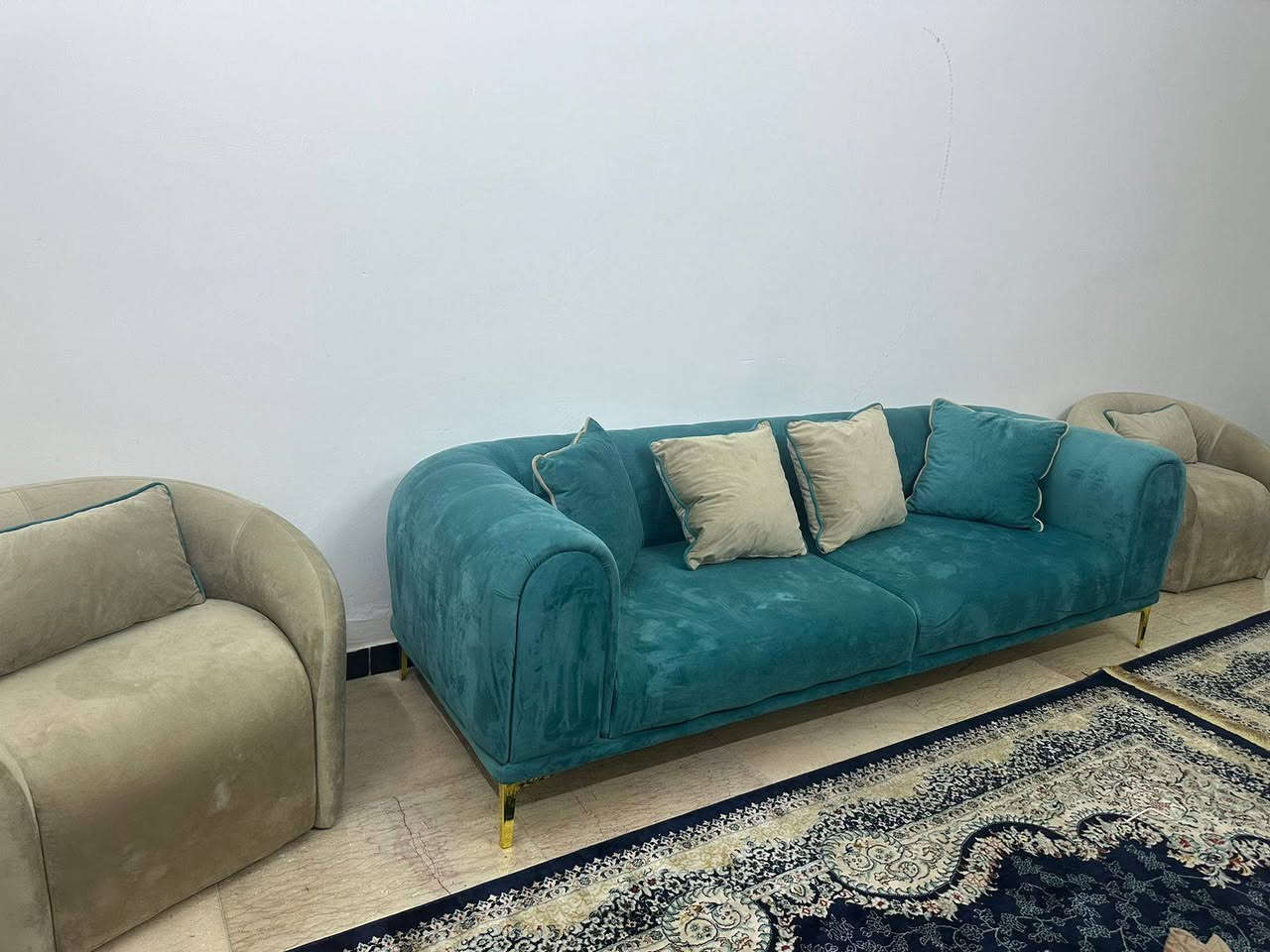تخم قنفات تركي 
٨ مقاعد ( ٢قطعة ثلاثية و٢كرسي ) 
نظيف كلش 
السعر ٥٥٠ الف 
العنوان بغداد حي تونس 
***********

