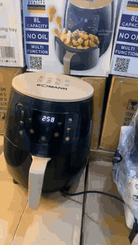 بسعر 40,000 والتوصيل مجاني للاتصال على الواتساب الرقم التالي***********قلاية هوائية بومان سعة كبيرة 8 لتر – شاشة لمس LCD – قدرة 2400 واط

الاستخدامات

طهي المقليات الصحية بدون زيت مثل الدجاج، البطاطس، السمك، البروستد، والناجتس.

تحضير المخبوزات الخفيفة مثل الكيك، المافن، السمبوسة، والكرواسون.

إعادة تسخين الطعام بطريقة تمنحه قرمشة أفضل من المايكروويف.

شيّ اللحوم والخضروات بسرعة وبمذاق صحي.

مناسبة للعائلات، العزائم، والمناسبات بفضل سعتها الكبيرة.

المميزات

سعة ضخمة 8 لتر مناسبة للعائلة وتسمح بطهي كميات كبيرة دفعة واحدة.

قدرة عالية 2400 واط لتوزيع حرارة سريع ومتجانس.

شاشة لمس LCD للتحكم بالوقت والحرارة بسهولة.

غلاف خارجي أنيق بلون أسود مع لمسات ذهبية.

وظائف متعددة لعدة أنواع من الطعام (دجاج، بطاطس، مخبوزات، لحم…).

تحكم حراري دقيق من 80°C حتى 200°C.

مؤقت إلكتروني للتحكم الأوتوماتيكي بوقت الطهي.

سلة داخلية قابلة للفصل لسهولة التنظيف.

تشغيل صحي بدون زيت للحفاظ على نكهة الطعام بكمية دهون أقل.

تصميم آمن مزوّد بقاعدة ثابتة لمنع الانزلاق أثناء التشغيل.

نوع القابس: أوروبي ثنائي مع أرضي.

طول السلك: 70 سم.

محتويات الصندوق

قلاية بومان الهوائية 8 لتر.

سلة الطهي الداخلية.

شبكة معدنية ملحقة للخبزالشوي.

دليل الاستخدام.

الملاحظات

أبعاد الكارتون: طول 30 × عرض 30 × ارتفاع 35 سم.

مناسبة للجهد الكهربائي 220–240V  50–60Hz.

يفضّل عدم غسل الجزء الخارجي بالماء مباشرة (يمسح بفوطة).

السلة الداخلية قابلة للتنظيف بسهولة بالماء والصابون.
