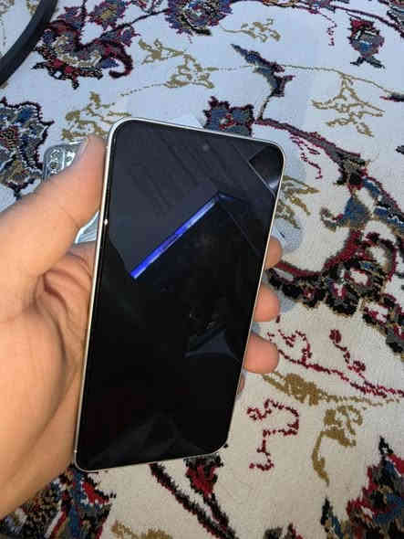 گالاکسی ئەی ٥٦
شتی زۆر جوان و ماقولو لۆک
خۆم بەکەپسی کڕیومە
چەن مانگێکی کەم ئیشی کردووە
زەمانی دەمانگێکی تیا ماوە
٢٥٦ گێگاو دووسیم و ڕام دوازدە
سەداسەد خاوێن و بێ شوختە
درعو کەڤەریشی وەک دیاری لەگەڵدایە
کامل ئەشیای بیلادی خۆی لەگەڵە
نــرخی  ٤٢٥ هەزارو مەجالێکی کەم
گۆڕینەوەو گەیاندن هەیە
*********** ــ ڤایڤەرو وەتس ئەپ
*********** ـــ السليمانية
