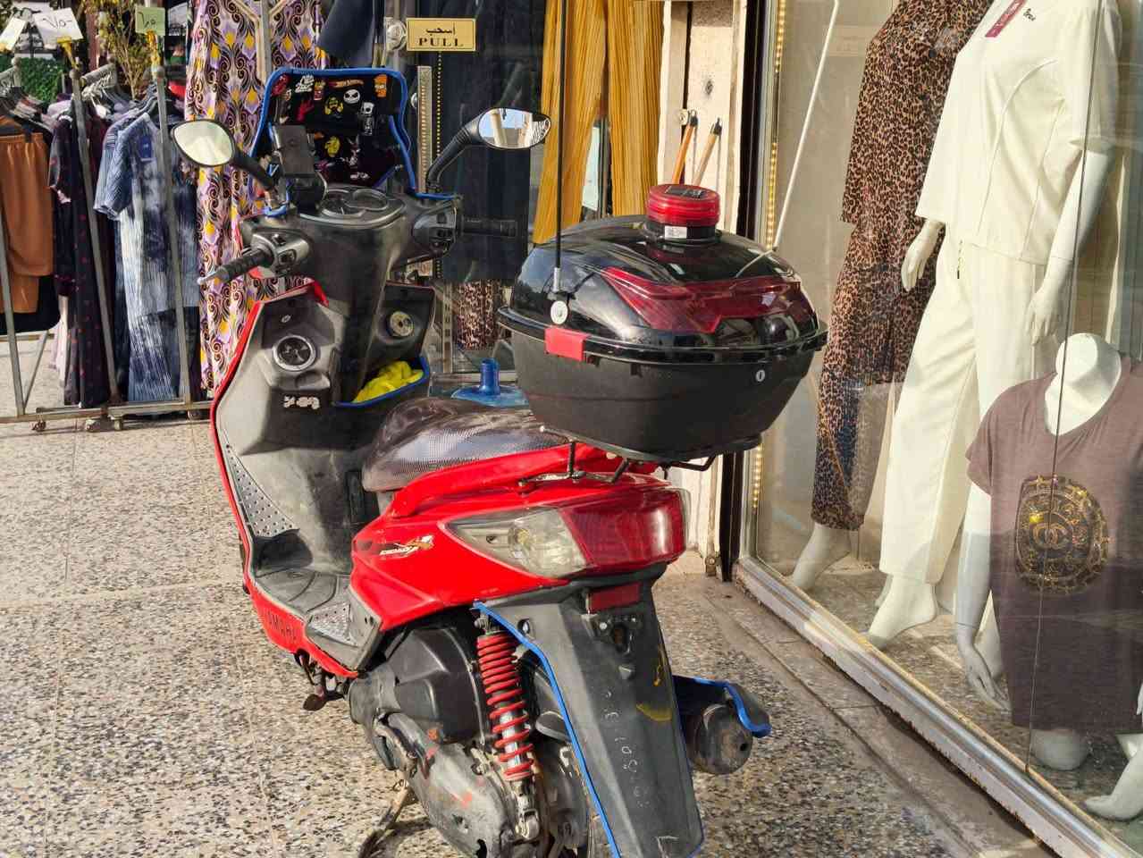 .سلام عليكم
دراجة سكنس فحل 
الدراجه بلاديه 
وبيهه كمرك  مابيه ابد تاخير كهربائيات كامله وشغاله باتري جديد مكاني الدوره ابو دشير  للبيع او مراوس ***********
