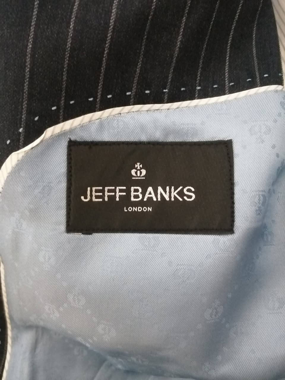 سترة  العلامة JEFF BANKS – London (بريطانيا) القياس(L_M) صناعه مصرية درجه اولى كلش حلوة ونضيفة السعر 25 مع التوصيل بغداد-الدورة ***********
