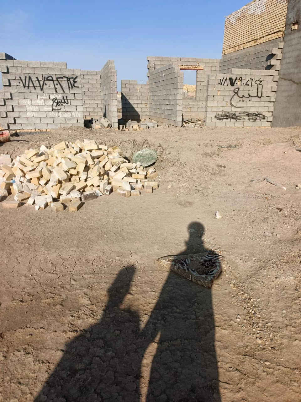 للبيع ارض زراعي ٢٠٠م منطقه الخميسات ماي وكهربا متوفره ارض محدوله+سبيس بتلو كامل طابوق +صبه١٠ و مدفون ومزفت +غرفتين هياكل لتواصل عله رقم***********
