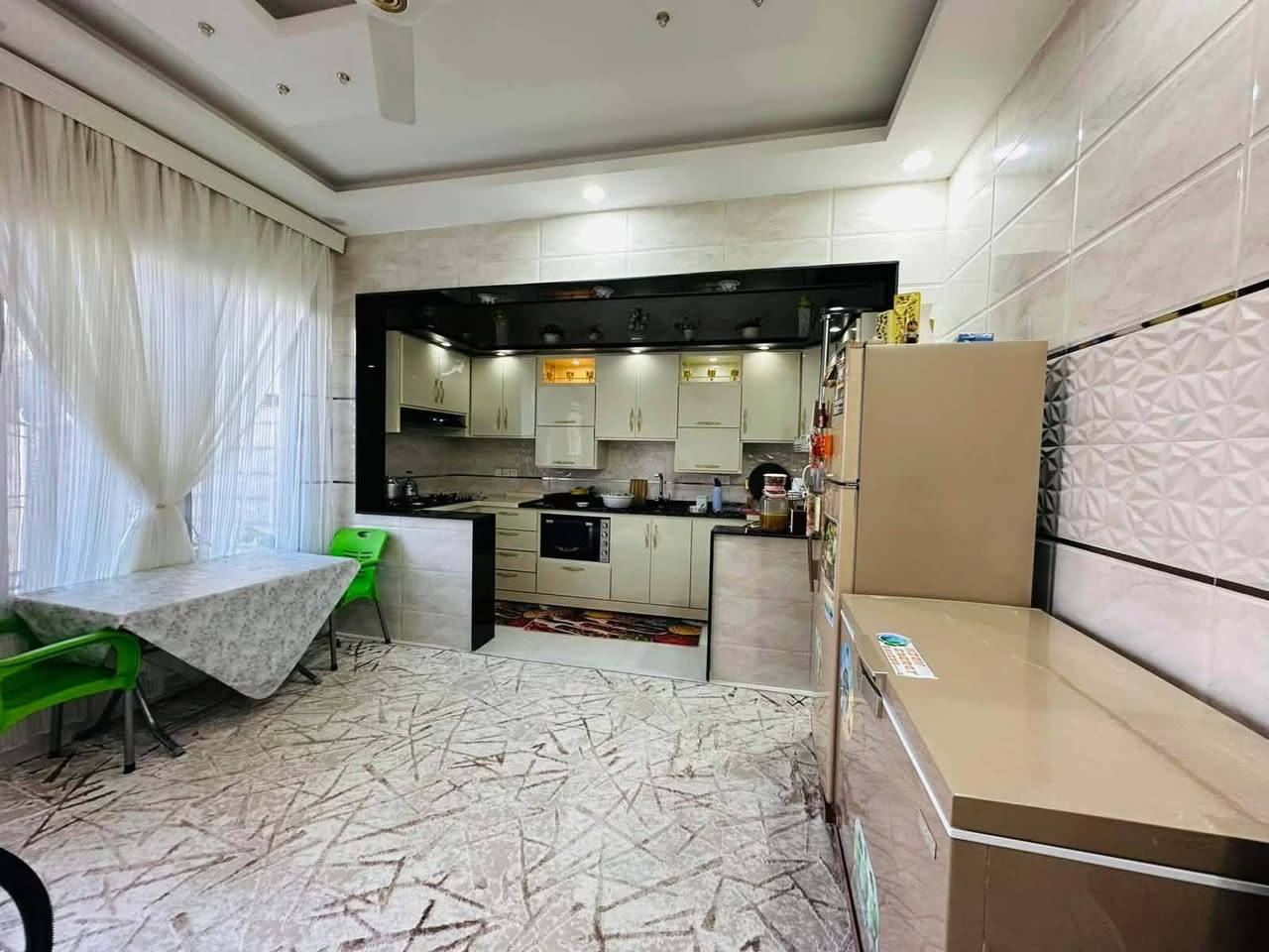 للبيع دار جاهز فول مساحه 200متر تجاه شروق 
الدار حديث جاهز للسكن حي الفلاح الاولئ نهاية شارع الملعب على جه اليسار
***********
