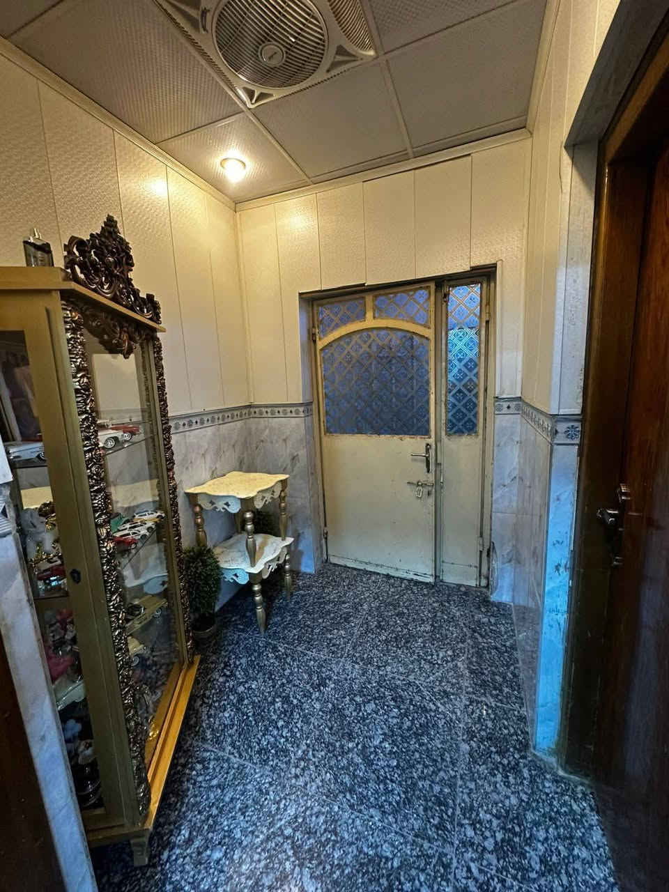 سلام عليكم بيت للبيع في منطقت العبيدي شارع يوسف قرب اسواق ابو فراس مساحه 200م ع شارعين الطابق الاول يحتوي على ستقبال وهول وصاله وغرفه منام ومطبخ والطابق الثاني يحتوي على ثلاث غرف نوم +حمام وتوليت رقم الهاتف ***********
