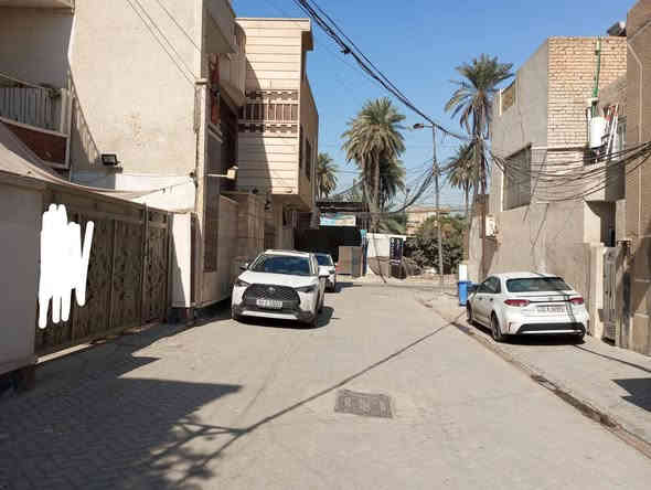 السلام عليكم تعلن شركة الجبوري للعقار والمقاولات العامه عن بيع دار ملك صرف سكني في منطقة الكريعات الكويتي قرب شارع حسينية ابي تراب بناء نضيف كامل الاخدمات 
1 المساحة 192 مترررر
2 الواجه 12 مترررر 
3 النزال 16 متررر 
4 عرض الشارع 10 مترررر 
5 السعر مليونين ونص المتررر الواحد وبي مجال
يحتوي على طابقين وبيتونه وسطحين 
الطابق الأول كراج وصاله ومطبخ وحولي وهول وغرفة نوم وخدمات ومنوررر 
الطابق الثاني 3 غرف نوم وحولي وخدمات وبيتونه وسطح 
عنوان الشركة الكريعات الكويتي شارع حسينية ابي تراب قرب فلكة القرغولي استفسار اتصال على الارقام التاليه 
*********** أبو صكر الجبوري 
***********
