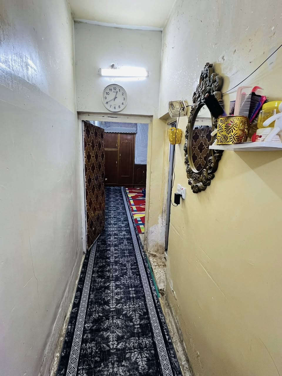 بيت مساحه ١٠٠في الاورفلي
متكون من طابقين 
طابق الأول كراج واستقبال ومطبخ +صاله و صحيات ومنور وغرفه نوم 
 طابق الثاني غرفتين نوم +صحيات ودرج لسطح وترك 
في منطقه الاورفلي فرع مكوى المرتضى اماً من جهه ثانيه مقابيل مطعم ليمونه فرع مقابيل الشارع  
استفسار اتصال 📱 ***********
رقم الثاني ***********
