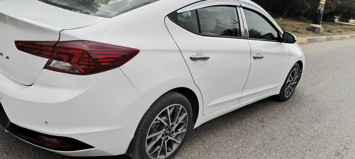 للبيع النترا موديل 2020 خليجي ماشيه 165 رقم بغداد بسمي رقم سنويه وهزة كله جديد المواصفات بصمه+فتحه+مرايات شفط+شاشه كاميرا+حساس امامي خلفي+تبريد خلفي/
السيارة بيه قطعتين صبغ باب السايق وخلف السايق بدون اي ضرر داخلي وصور السونار بالمنشور
مكان السيارة كربلاء 
السعر 148
رقم مبايل ***********
