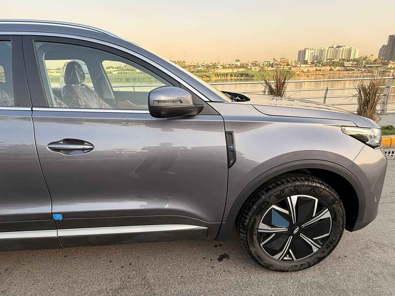 🚗 Chery Tiggo 7 Pro Max e+ 2024 
✅استلام 2026 
✅ محرك 1.5 تيربو + نظام هايبرد قابل للشحن (PHEV)
✅ القوة الكلية 279 حصان
✅ عزم دوران 365 نيوتن.متر
✅ گير أوتوماتيك DHT مخصص للهايبرد
✅ ممشى السياره فقط 688 كيلو قابل للزياده￼

✨ المواصفات الخارجية
• سقف بانوراما كهربائي كبير
• جنوط رياضية 19 إنج
• إضاءة LED أمامية وخلفية كاملة
• مرايا كهربائية مع طي كهربائي
• حساسات أمامية وخلفية
• كاميرات 540 درجة محيطية  ￼

🎯 المواصفات الداخلية
• شاشة منحنية مزدوجة 24.6 إنج
• عدادات رقمية كاملة
• Apple CarPlay و Android Auto
• شاحن لاسلكي 50 واط
• تشغيل بصمة ودخول ذكي
• مقاعد جلد فاخرة
• تحكم كهربائي بالمقاعد الأمامية
• إضاءة داخلية Ambient Light
• نظام أوامر صوتية ذكي  ￼

🛡️ أنظمة الأمان
• 8 وسائد هوائية
• مثبت سرعة ذكي Adaptive Cruise Control
• نظام المحافظة على المسار
• تحذير الخروج عن المسار
• مراقبة النقطة العمياء
• فرملة طوارئ أوتوماتيكية
• كاميرا 540 درجة
• 19 نظام ADAS للمساعدة على القيادة  ￼

🔥 الفئة الأعلى (Full Option)
✔️ هايبرد قابل للشحن Plug-In Hybrid

📞 للاستفسار:
***********

🚘 Tiggo 7 Pro Max e+
سيارة تجمع بين القوة، الاقتصاد بالوقود، التكنولوجيا الحديثة، والفخامة بمواصفات فول أوبشن.
