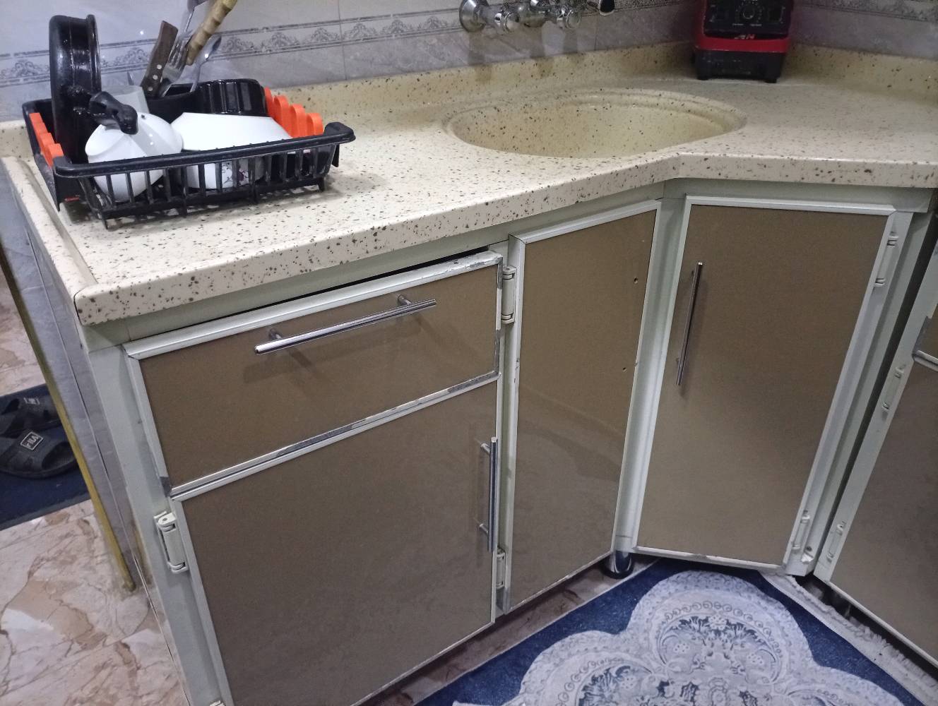 كونتر مرمر البيع و ميز طعام(٤٠ الف)