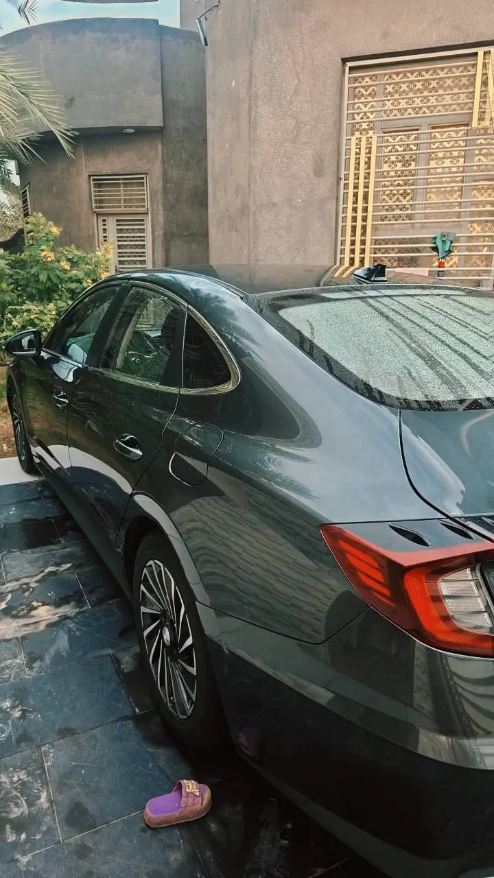 سلام عليكم ورحمة الله وبركاتة
سوناته موديل 2021فول مواصفات قطعتين تبريد سياره خليجي مو امريكي

أهم المواصفات الفنية والتقنية:
المحرك والأداء: محرك سمارت ستريم 2.0 لتر هجين (Hybrid) يوفر تسارعاً سلسًا.
عزم الدوران: يصل عزم دوران المحرك الكهربائي إلى 205 نيوتن متر (إجمالي عزوم النظام 393 نيوتن متر).
استهلاك الوقود: معدل استهلاك ممتاز بحدود لتر واحد لكل 20.1 كم.
ناقل الحركة: 6 سرعات أوتوماتيكي.
السقف الشمسي: توفر الألواح الشمسية شحناً إضافياً للبطارية يضيف مسافة قيادة سنوية تقريبية 1300 كم.
الأنظمة والتقنية: شاشة كبيرة من Bose، نظام صوتي عالي الجودة، نظام الكبح المتجدد لشحن البطارية. 
المميزات الداخلية والخارجية (حسب الفئة):
السلامة: رادار أمامي، خلفي، وجانبي، ونظام النقطة العمياء.
المقصورة: مقاعد كهربائية مع تدفئة وتبريد، شاشة لمس متطورة، وشاحن لاسلكي للهواتف.
التصميم: مصابيح LED أمامية وخلفية، جنوط ألمنيوم بقياسات 16 أو 17 أو 18 إنش. 
تتميز السيارة بتصميم عصري وجريء، مع تركيز على الهدوء والعزل الممتاز داخل المقصورة. 
سعر 155بيه مجال بسيط مكان سياره المثنى المدينه


**إذا كنت صاحب هذا الإعلان وتريد حذفه لأي سبب، رجاءا أرسل رسالة إلى الدعم الفني**