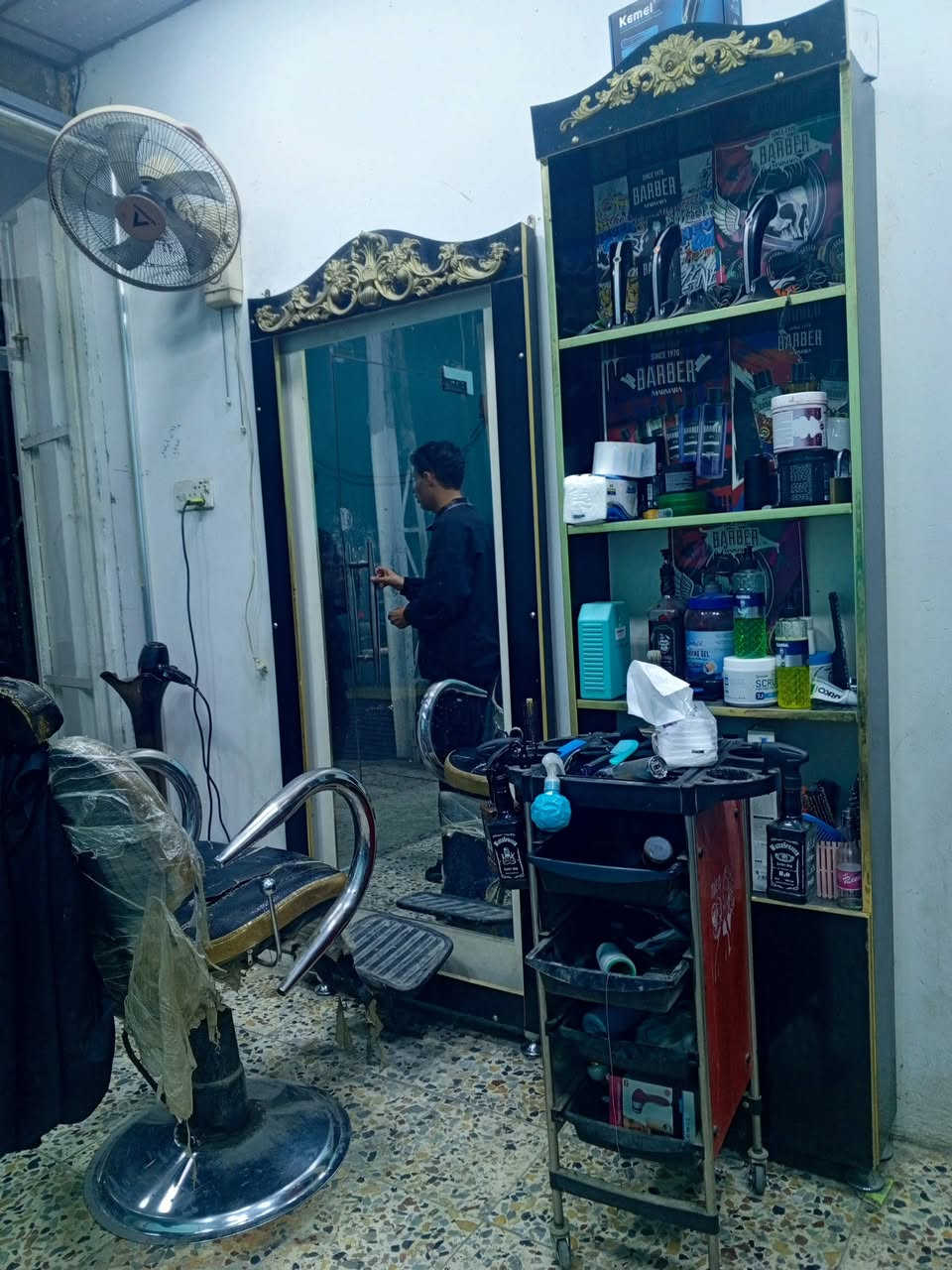يالله من رخصه الادمن غراض حلاقه للبيع مرايا عدد ثنين مع رف وصطي مع عربانه السعر 100الف قفل منل اخير العنوان بغداد الحسينيه  الاستفسار***********
