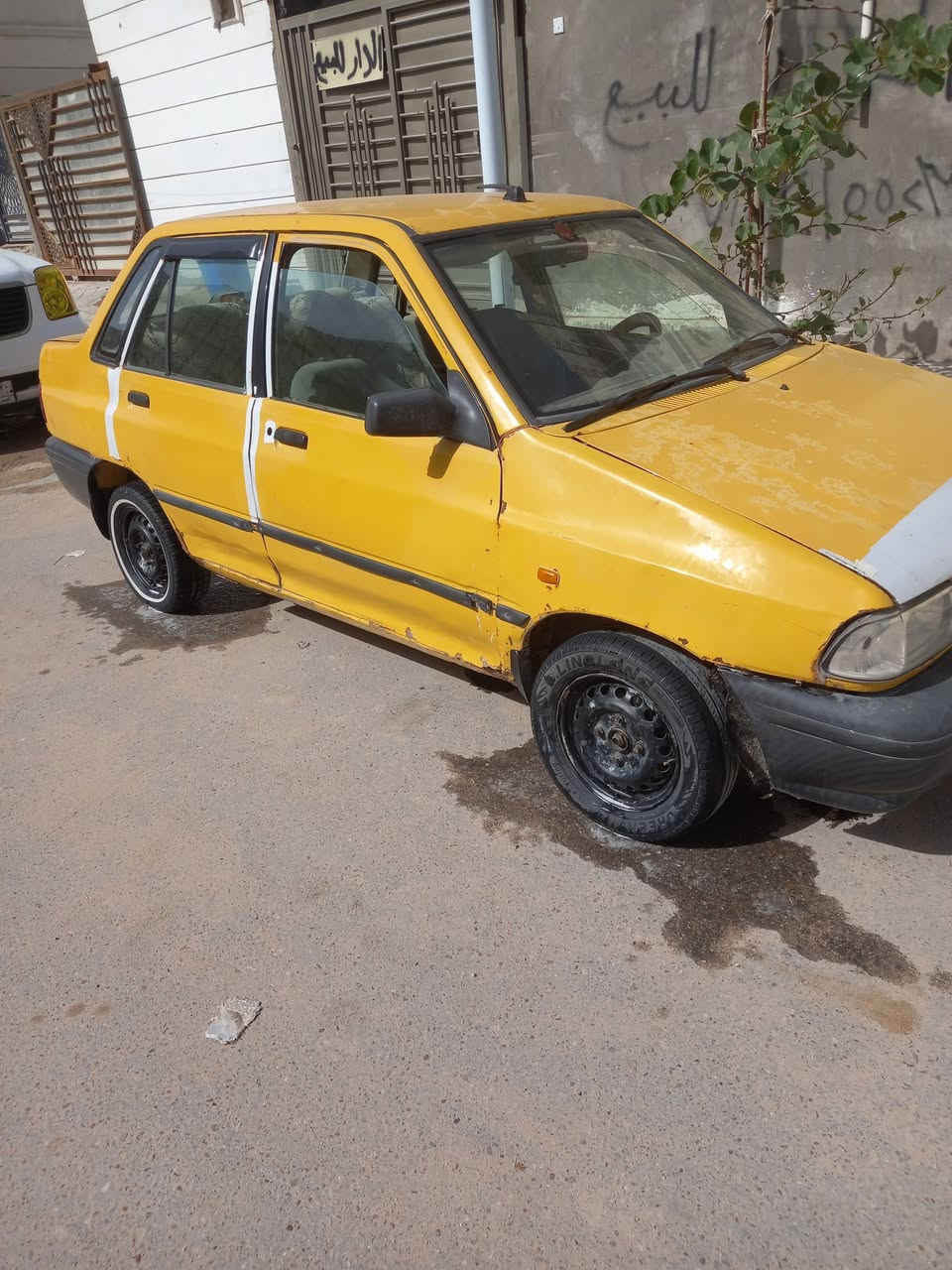 السلام عليكم سايبه للبيع موديل 2011 مكينه وكير حلوات السعر 9 وبيه مجال قليل المكان الزبير رقم  ***********
