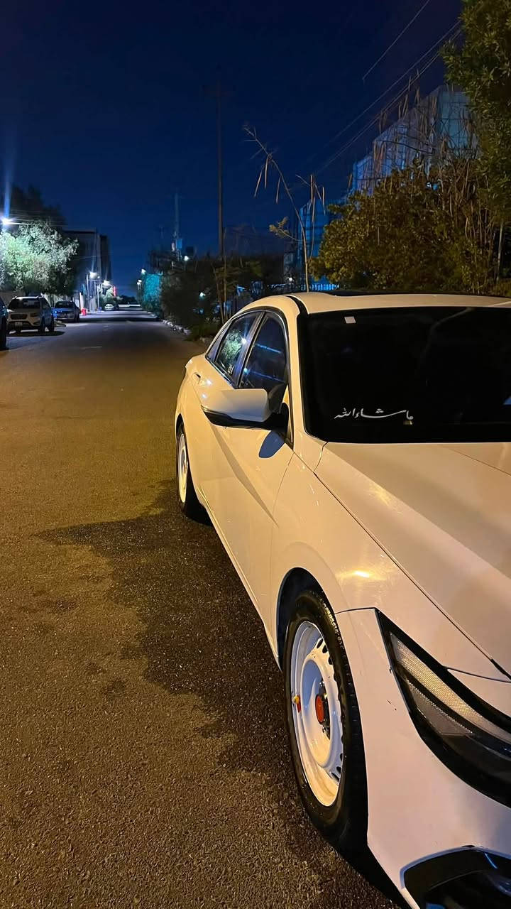 السلام عليكم
النترا تجميع الصين 
*مواصفات Hyundai Elantra 2024 - 1.5L الصين*

*1. المحرك والقوة*
- *المحرك*: 1.5 لتر بنزين 4 سلندر تنفس طبيعي
- *القوة*: 115 حصان @ 6300rpm
- *العزم*: 143.9 نيوتن.م @ 4500rpm
- *الوقود*: بنزين

*2. الكير والدفع*
- *الكير*: CVT مستمر التغيير
- *الدفع*: امامي
- *انماط القيادة*: رياضي, اقتصادي, عادي

*3. الابعاد*
- *الطول × العرض × الارتفاع*: 4720 × 1810 × 1415 ملم
- *قاعدة العجلات*: 2720 ملم
- *سعة خزان الوقود*: 47 لتر
- *سعة الصندوق الخلفي*: 474 لتر

*4. التعليق والفرامل والتايرات*
- *التعليق الامامي*: MacPherson مستقل
- *التعليق الخلفي*: Multi-Link مستقل
- *الفرامل الامامية*: دسك مهوى
- *الفرامل الخلفية*: دسك
- *بريك اليد*: الكتروني EPB
- *قياس التايرات*: 225/45 R17
- *الجنط*: المنيوم

*5. الامان*
- *الايرباك*: امامي + جانبي امامي + ستائر امامي وخلفي
- *انظمة*: ABS, EBD, BA, TCS, ESC
- *تحذير مغادرة المسار LDWS*: موجود
- *حساسات بارك امامي وخلفي*: موجودة
- *كاميرا خلفية*: موجودة
- *مراقبة ضغط الاطارات*: موجود
- *تثبيت كراسي اطفال ISOFIX*: موجود

*6. الداخلية والتكنولوجيا*
- *الشاشة الوسطية*: 8 انش لمس
- *دعم الموبايل*: CarPlay / CarLife / HiCar
- *المقود*: جلد + متعدد الوظائف
- *التكييف*: يدوي + فتحات خلفية
- *المقاعد*: جلد + تعديل كهربائي
- *تشغيل عن بعد + دخول بصمة*: موجود

*7. الخارجية*
- *الاضاءة*: LED امامي وخلفي
- *النهاري DRL*: موجود
- *فتحة السقف*: كهربائية
- *المرايا*: كهربائية + طي كهربائي + تطوي عند القفل
- *فتح الصندوق*: حساس بالقدم

*8. اضافات*
- *Auto Hold*: موجود
- *مساعد صعود المرتفعات*: موجود
- *نظام Bluelink*: موجود

رقم اربيل الجديد 
بـ اسم ولد عربي بيتهم بـ البصرة 
تريد تحويل تريد وكاله الولد حاظر 
ماشيه 74 الف قابل للـ زياده 
السيارة فول فتحه سقف ومعروفه مراصفات الصيني بـ الفول 
السيارة جاهزه كاملة ما تصرف عليها ربع دينار 
السياره بيها خسفه ب البنيد مثل ما موضح بـ الصور 
السيارة موجود بيها ويل الكب مالتها جديد نضيف ما ماشي علية موجوده صور الها بـ الويل كب 
حالياً شادلها رنكات 

السعر 135 قابل للـ تفاوض 

للاستفسار : ***********
