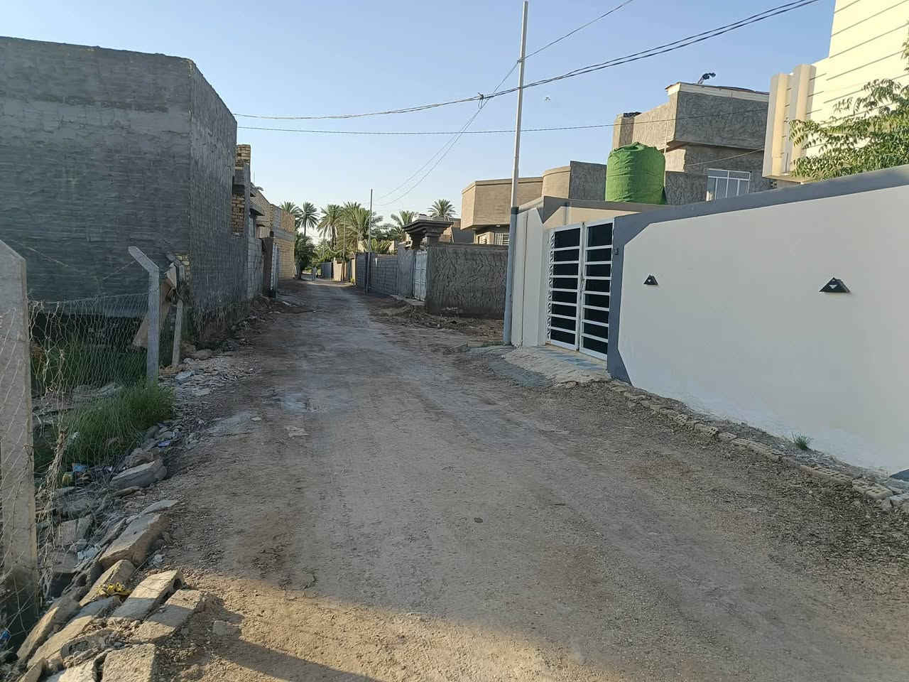 السلام عليكم عندي دار للبيع المساحه الكليه 200 متر طابو زراعي سند 25 تحويل مباشر باسم المشتري متوفره كل الخدمات شارع النيل الخدمي قرب مخازن بيت مرجان بيت حديثه وجديده سعر ببلاش 63 وبي مجال الاستفسار مراجعه مكتب عقارات الحسام اتصل على رقم الهاتف ***********+*********** اخوكم ابو مومل
