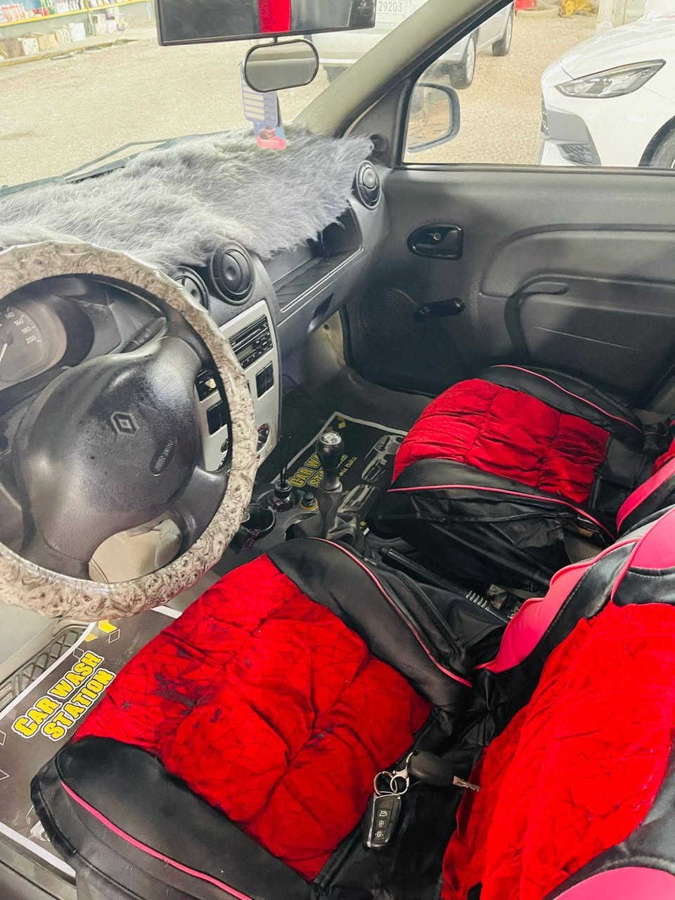 السلام عليكم رينوا 2010 بلاديه كير مكينه كارتون تبريد ثلج حداديه كارتون تخم تاير راعيه بلنجف  ماواصله اتعهد سرقه وعشائر مكانه بغداد محموديه سياره احلى من صوره السعر 35 يرادله بوليش فقط بيه صبغ كم قطعه  مراوس هم ترهم ***********
