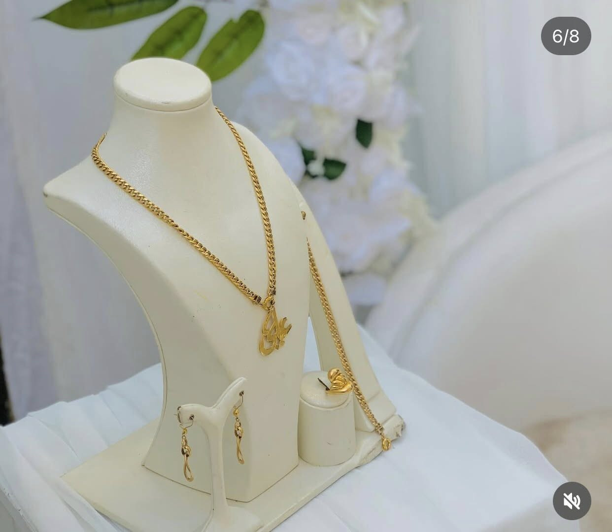 سبب البيع / انتقالنا لمكان ثاني 
الكوشة والورد والشازلون والقماش وكل التفاصيل جديدة

نصبناها على كد التصوير ( تحتوي على لد شمسي ليلي في كلا الجهتين للورد ) 

التفاصيل كالتالي :

ستاند ستارة حديد - جديد ابيض مصبوغ 

قماش ستارة كامل ستن بطانة والوجه جرجيت 

ديكور حديد ثنائي مقوس وعدل مع ورد جديد وخضار 

يحتوي الديكور على لد شمسي ليلي 

شازلون دوشمة جلد جديد ثقيل سهل التنظيف 

بورد ترحيب ستاند مع بورد عبارات ترحيبية 

سنتر بيس ثلاثي حديد ثقيل وليس العادي 
مع قماش لتغطية السنتر بيس 

وسطية حديد بيضاء جديدة 

تعليقة في بيتنا عروسة 

تفاصيل الميز كالتالي : 

ستاند ذهب 
شال عقد مشغول 
مصحف مشغول 
ستاند كيك
بياضات وبخت ذهبي 
مبخره 
ماعون وقطاعة وجطلات وكلاصات

ستاند حلقات 
شمعدان ثلاثي مزدوج 

مغطس وقارورة زجاج 

قند 
مرايا ستاند ذهبي 

كل هاي التفاصيل والكوشة كاملة بسعر ٥٠٠ الف 

للاستفسار 

***********
***********

البيع كامل رجاءاً
