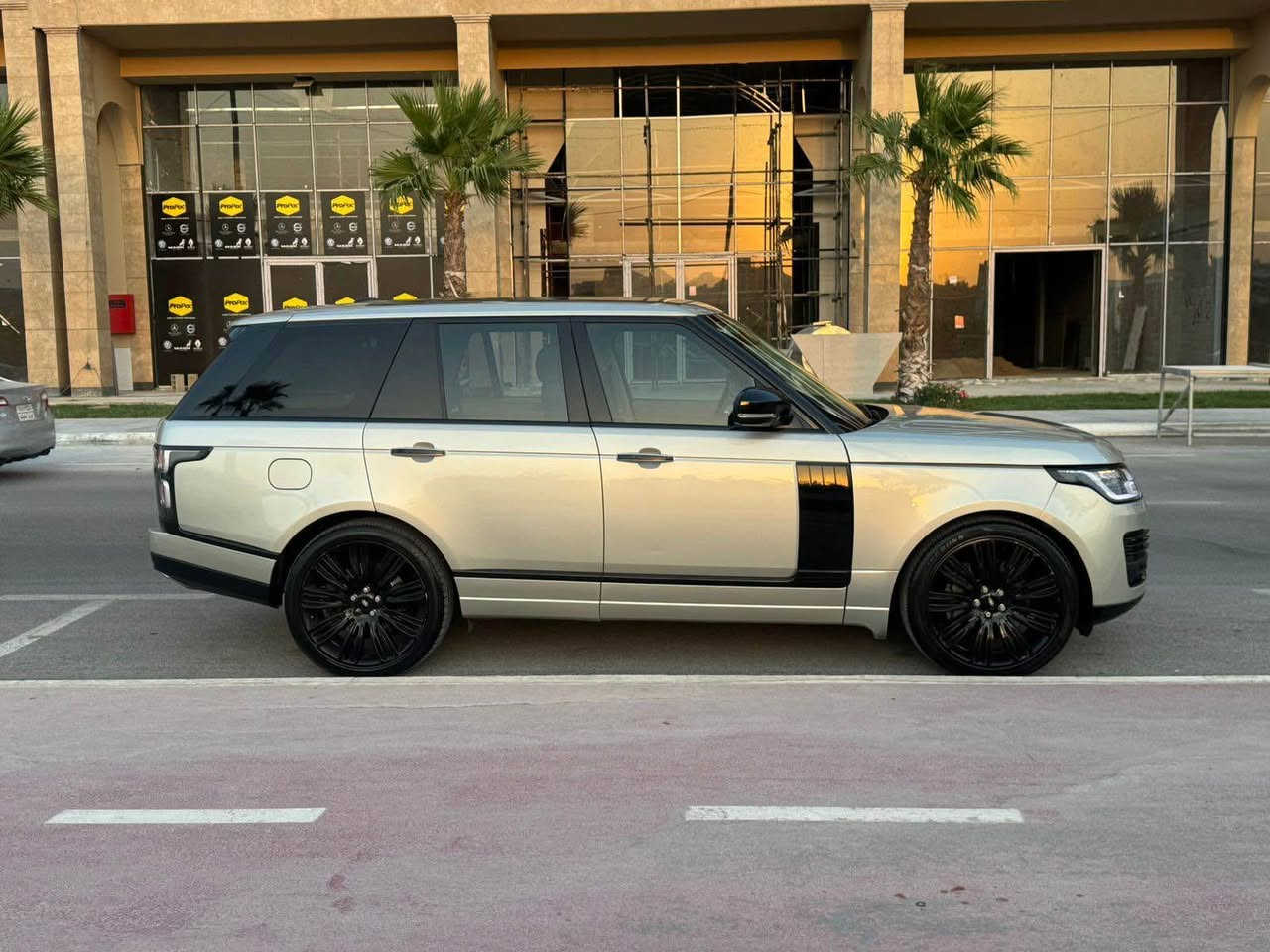 ‎السلام عليكم رانج روفر فوگ اوتوبايجرفي 

‎سوبر جارج 8 سلندر

Range Rover Vouge  Autobiography V8 Supercharged

‎سعر ٢٤٨ ورقه 

‎ملاحضه:سياره كامل داخل + خارج انامي و الخلفي تحديث ٢٠٢٢
‎لايت بك لايت دبل شاشه دعاميات بنيد تحديث شكل جديد
‎بيها ٤ قطعات صبغ بدون داخل ل تحديث 
‎موديل 2014 
‎سياره
‎ماشيه  150000  كيلو 
‎1.ابواب شفط 
‎2.رادارات
‎3.المقاعد الامامي والخلفي تدفئة وتبريد
‎4.مقاعد امامية مساج وتدليك بوضعيات مختلفة
‎5.تدفئه ستيرن 
‎6.اناره محيطيه 
‎7.وانارة داخليه مخفية ملونة
‎8.وضعيات قيادة رياضية خاصة
‎9.جكات 
‎10.صندوق كهرباء
‎11.ثلاجة
‎12.تحديد مسار 
‎13.نقطه عمياء 
‎14.رادار 360 
‎15.رادار امامي 
‎16.بانوراما 
‎17.مري شفط اوتو 
‎18.شاشه تدعم ابل كار 
‎19.تحكم ستيرن لمس
‎20.ستيرن كهرباء
‎21.خزن ميموري 
‎22.كشنات كهرباء 
‎23.الداخل تو كلر
‎24.اناره ترحيبيه بالمري
‎25.كامرات 360
‎26.تشغيل عن بعد
‎27.كشنات جلد
‎28.دات شو
‎29.لايت زنون +لد
‎30.كشافات 
‎فول مواصفات 1/1 جاهزه مرقم سليمانيه 
‎تفاصيل اكثر هذا رقمي 
‎ تحياتي 
‎مكاني سليمانيه
*********** السليمانية, العراق
