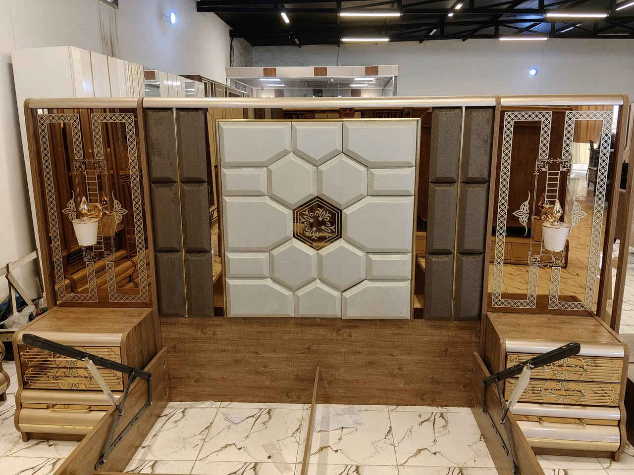 ملكي 11 قطعه قياسات ضحمه جدا بنوع خشب HDF سمك 18 ملم متوفره الان في معرض الشركه الكائن طريق رفاعي نصر مجاور جامعة اوما الاهليه للاستفسار اكثر يرجى الاتصال على الارقام التاليه 
***********
*********** واتس فايبر تلگرام 
البيع بطريقة النقد والاقساط 
الشد والنقل داخل محافظة ذي قار مجانا
