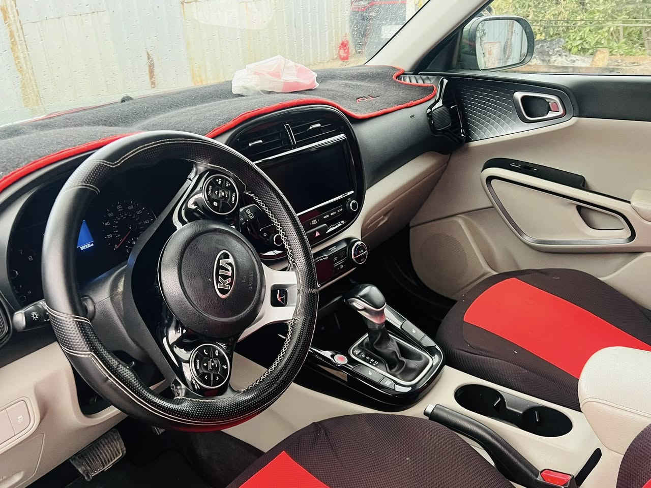 لللبيع كيا صولEX موديل 2021 وارد امريكي فول مواصفات لون مميز مكينه 2000 دوش ماشيه 37  كير مكينه كفاله حادثه الجاملغ الامامي وشويه بالبنيد  م ***********
