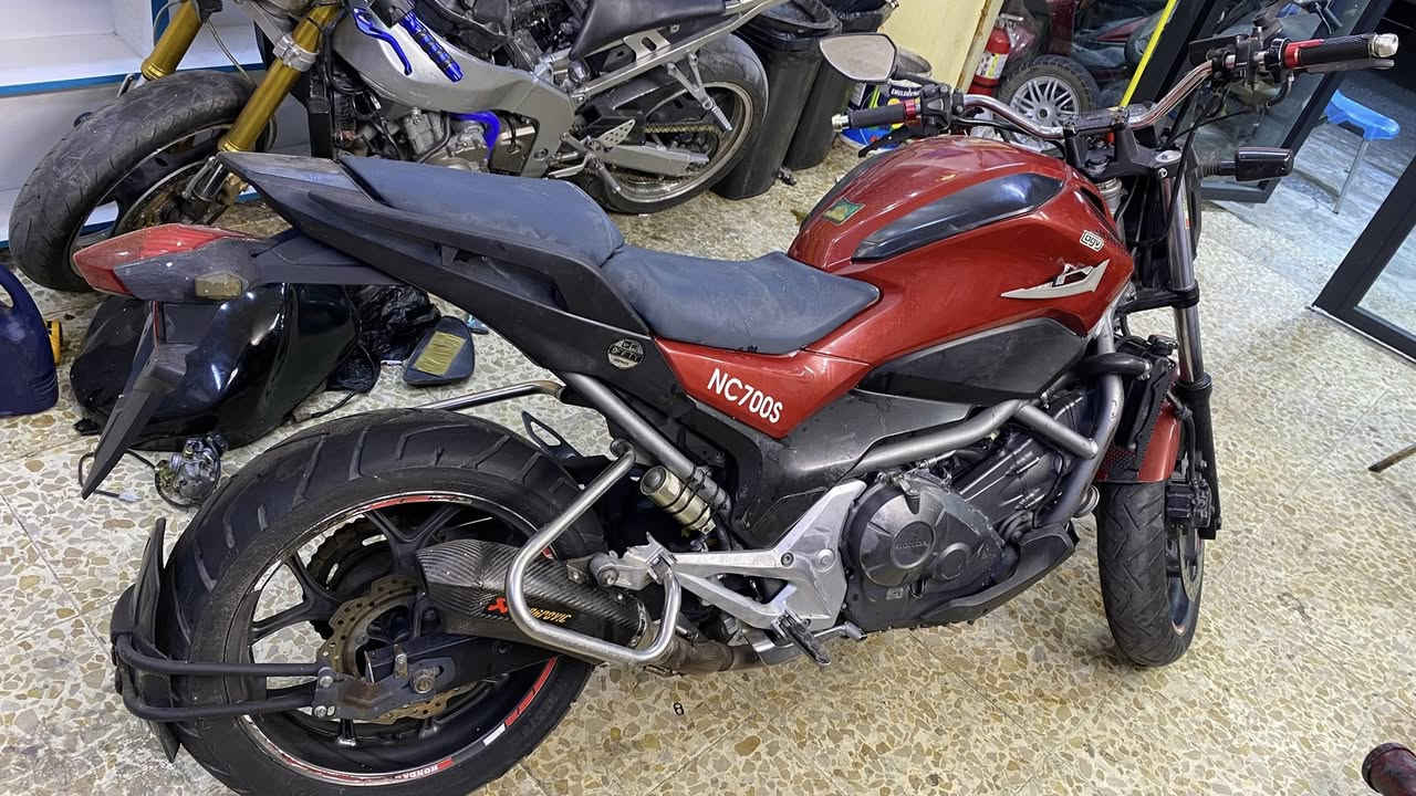 السلام عليكم هونداnc s 700
دراجه كامله مكفوله 
بيه نقص جامه اماميه 
بغداد الكريعات 
رايده 20 $ وبيه مجال 
***********
