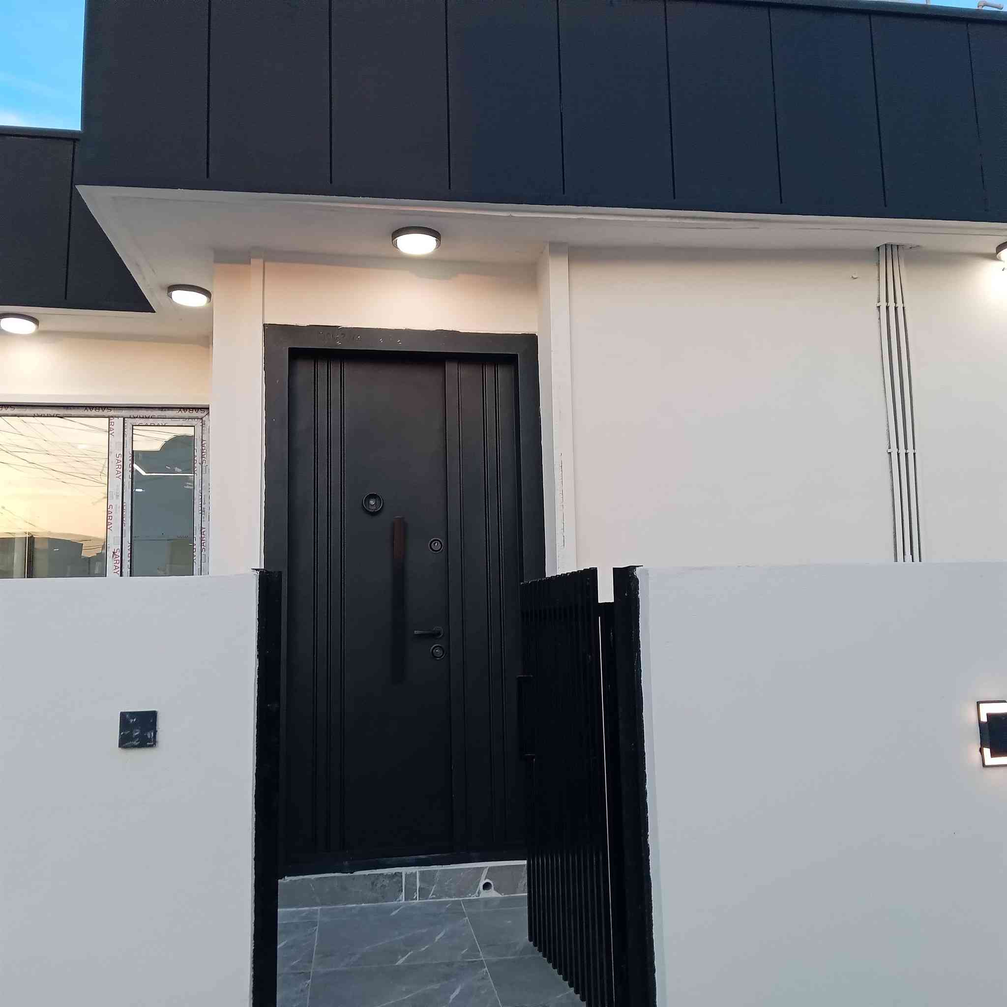 ئەم خانووە بۆ فرۆشتن لە بەکرەجۆ
ڕووبەری خانووەکە 122  مەتریی تاپۆیە
پێشی 9.40 مەترە قووڵی 13 مەتره 
خانووەکە لەشوێنێکی باشدایە نزیکی مەکتەب ودوکان ومزگەوت و گەراجی پاسە
خانووەکە پێکهاتووە لە ژوری میوان و مەتبەخ و دوو نووستن موشتەمەلات  
خانووەکە کامل کاشیەو دەکتی موبەریدەی بۆ کراوە سەقفی مەغریبیە 
نرخی ئەم خانووە 6 دەفتەر و 20 وەرەقەیە
بۆ زانیاری زیاتر پەیوەندی بکەن بە نوسینگەی نوێ بوونەوە ***********
