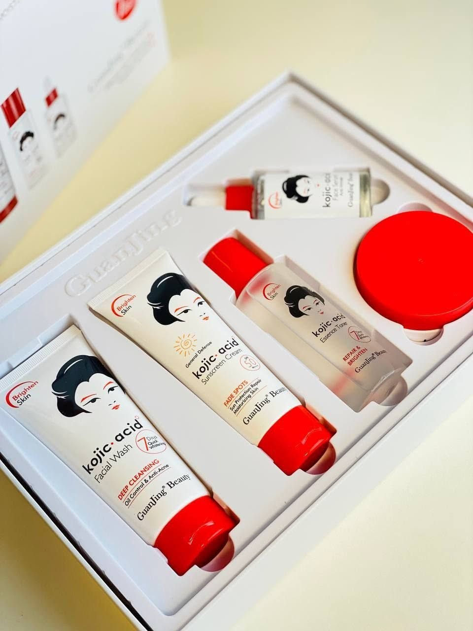 مجموعة العناية بالبشرة من كوجي سان GuanJing Beauty Kojic Acid، وهي سلسلة منتجات مصممة خصيصاً لتفتيح البشرة، و مكافحة الشيخوخة، وعلاج التصبغات والبقع الداكنة. تعتمد هذه المجموعة على حمض الكوجيك (Kojic Acid) الذي يعمل على تثبيط إنتاج الميلانين، مما يساعد في توحيد لون البشرة وتقليل آثار حب الشباب والبقع الناتجة عن الشمس. 

✅تتكون المجموعة الخماسية الظاهرة في الصورة عادةً من المنتجات التالية:
✔️غسول الوجه (Facial Wash): لتنظيف البشرة بعمق وإزالة الشوائب والزيوت.
✔️تونر الجوهر (Essence Toner): يساعد في ترطيب البشرة وشد المسام.
✔️سيروم الوجه (Face Serum): تركيبة مركزة لتقليل التجاعيد وتفتيح البقع.
✔️كريم الوجه (Face Cream): للترطيب العميق وتفتيح البشرة.
✔️كريم واقي الشمس (Sunscreen Cream): حماية SPF 50 من الأشعة فوق البنفسجية لمنع ظهور تصبغات جديدة. 
#الاصلي

🚘يوجد خدمة توصيل لجميع محافظات العراق  🚘


**إذا كنت صاحب هذا الإعلان وتريد حذفه لأي سبب، رجاءا أرسل رسالة إلى الدعم الفني**