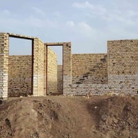 هيكل المساحه ٣٠٠ على البزل يبعد عن الشارع العام 25 متر  سعر مناسب استف...