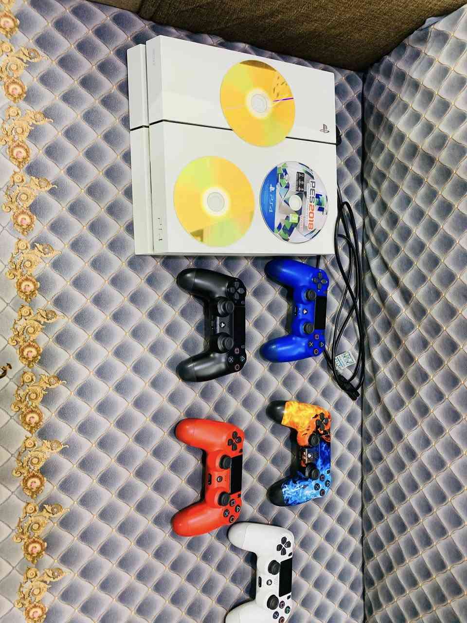 السلام عليكم جهاز بلي 4 فات مهكر نضام 12:50 ذاكرة 500 وياة خمس يدات  وقرصين تهكير واحد قرص بيس 18 الجهاز لك ستيكر ما مفتوح ولا بي عطل السعر 225 وبي مجال لطيبين *********** عنواني بغداد البياع
