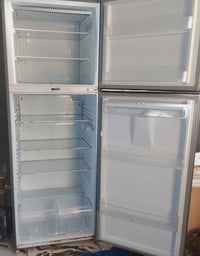 ثلاجة • نضيفه • استخدام قليل