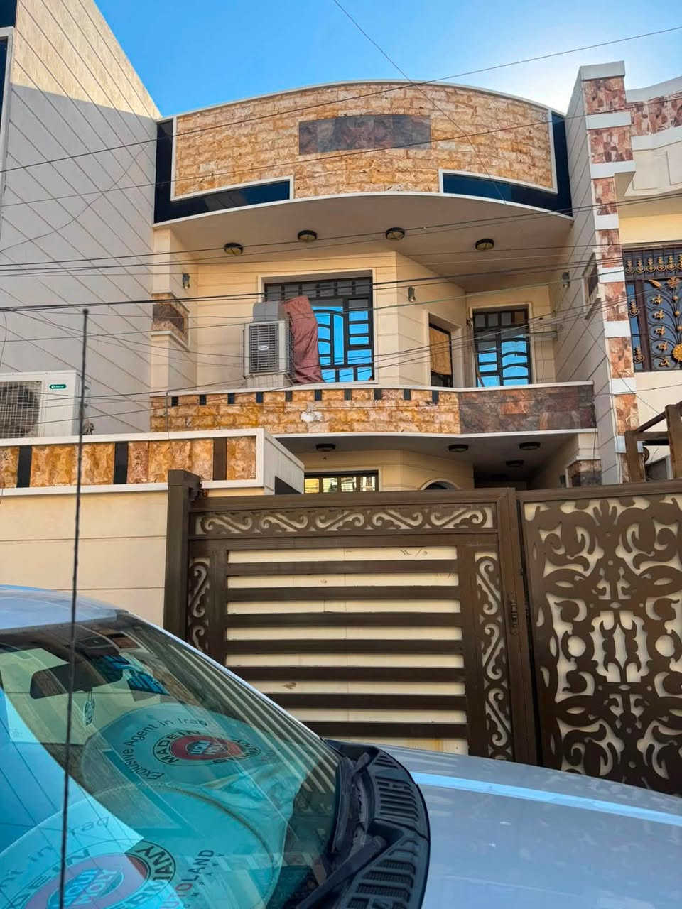 دار  للبيع  / حي الحسين  /قرب السوق العصري مساحته   ١٥٠متر واجه ٦ والنزال  ٢٥   بناء حديث بي مدخلين يحتوي ٤ غرف نوم   صحيات عدد ٣ 
للاستفسار  
‏‭***********‬
‭***********
