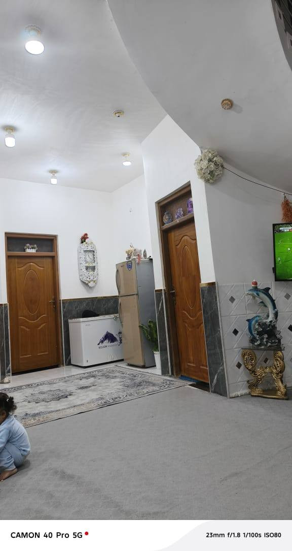 بيت طابو صرف. مساحته (300).. طابقين خلف المستشفى التركي مباشره  الارضي غرفتين صاله مطبخ حار ومناور ديوانيه خارجيه... الطابق الثاني... (٤) غرف صحيات مطبخ وصاله...
كافه الخدمات مجاري كهرباء شارع خاص مبلط للباب
مطلوب قرض اسكان (٦٠) مليون تقطع إلى حساب المشتري ... 
***********
