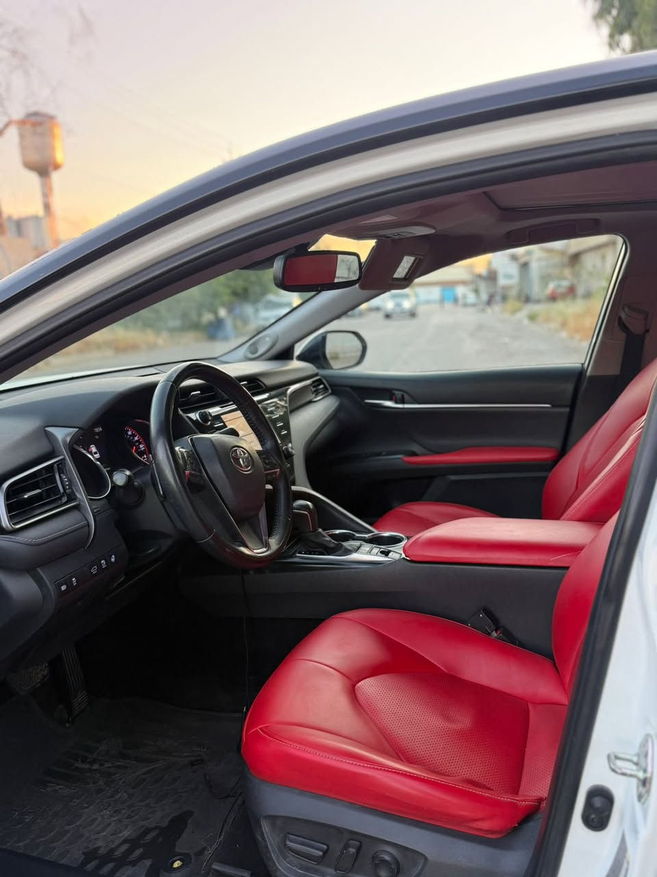 🚗 للبيع: تويوتا كامري XSE موديل 2020 (وارد أمريكي) ممتازة وجاهزة للاستخدام فوراً.
📌 المواصفات الأساسية:

 الموديل: 2020

 الفئة: XSE (أعلى فئة رياضية)

 اللون الخارجي: أبيض 

 اللون الداخلي: جلد احمر 

 المحرك: 2.500 (4اسلندر )

 الوارد: أمريكي

بنسست سيارة چاملغ ورا سبوغ شبرصندوق سبوغ

🌟 أبرز المميزات والتقنيات:

 فتحة سقف (بانوراما) تضفي لمسة فخامة.

 شاشة عرض كبيرة تدعم Apple CarPlay و Android Auto مع نظام صوتي متطور.

 رادارات أمامية وخلفية، نظام تنبيه مغادرة المسار، ونظام الرادار التفاعلي (رادار شحط).

 نظام مراقبة النقاط العمياء في المرايا الجانبية.

 عجلات (ويلات) ألمنيوم رياضية مقاس 19 إنش بلونين مميزين.

 إضاءة LED أمامية وخلفية بتصميم هجومي رائع.

 تشغيل ذكي (بصمة) مع دخول ذكي لجميع الأبواب.

 أنظمة قيادة متعددة (Eco / Normal / Sport) لتناسب كل الأجواء. رقم السيار أربيل انكليزي ب اسمي تحويل مباشر مكان السياره أربيل  الاتصال ع رقم موبايل ***********.                                                                              ره قم شانصي سيارة 4T1K61BK0LU001587
