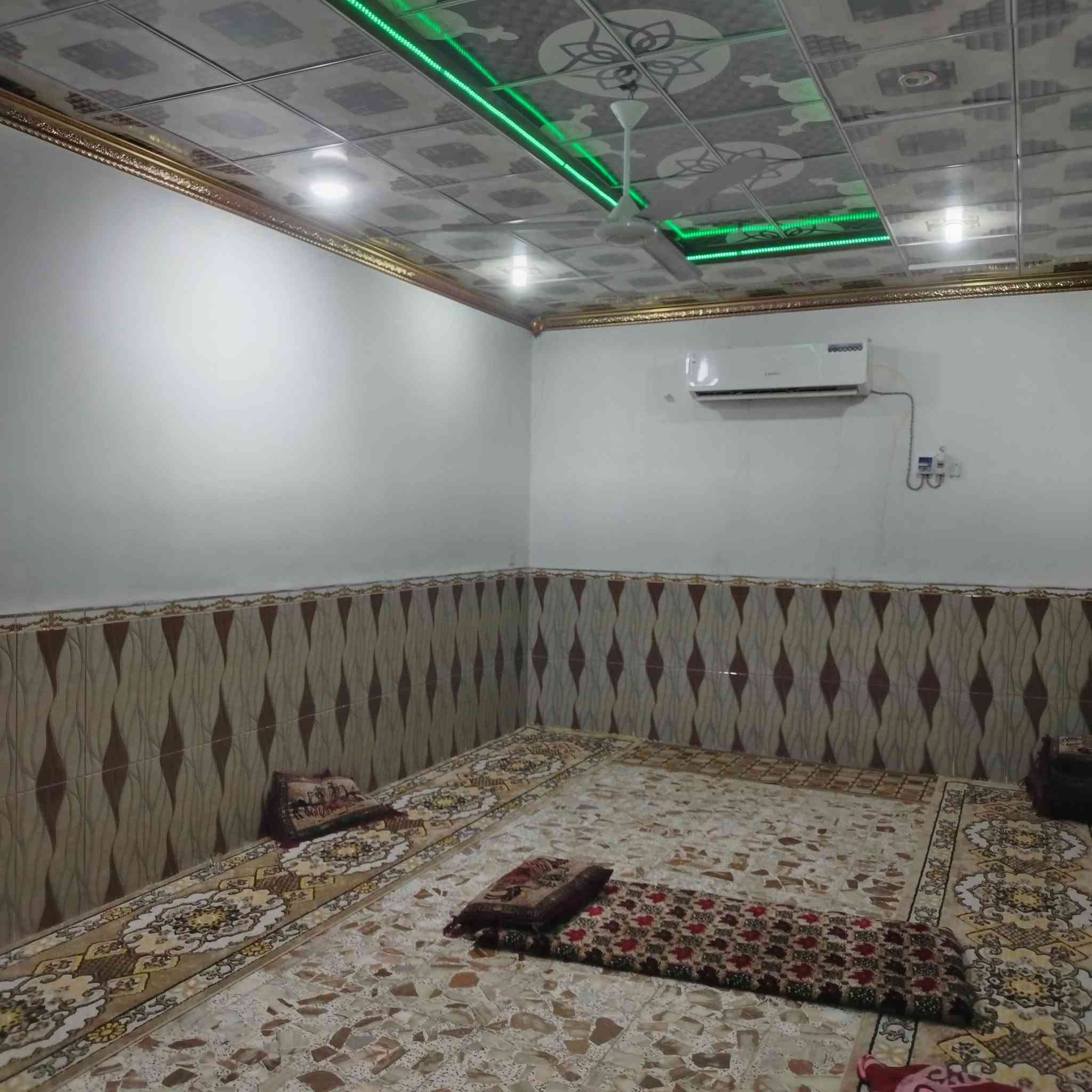 بيت البيع مساحه ٢٠٠متر كوفه علوه الفحل ثاني بيت عن الشارع العام غرفتين وصاله ومطبخ وستقبال حمامات داخليه وخارجيه 9647869301870
