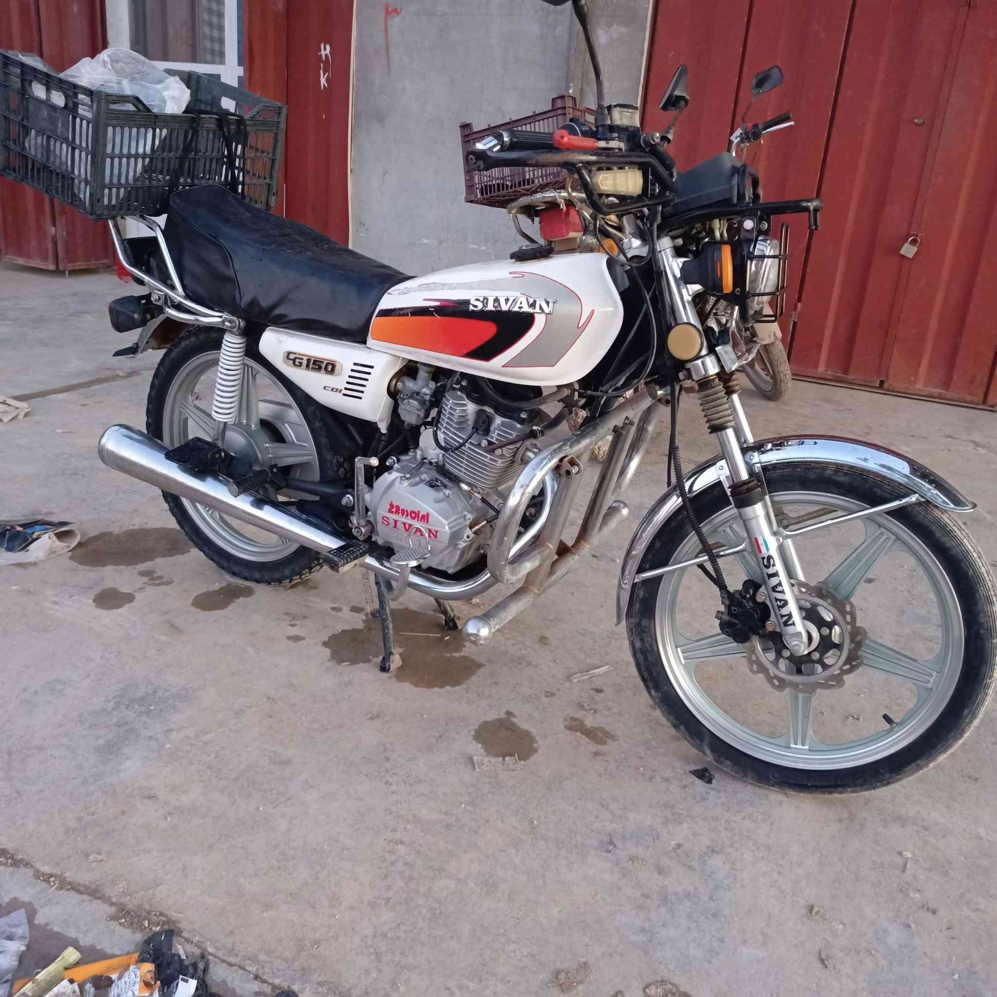 السلام عليكم ورحمة الله وبركاته
موجود ماطور سيفان وضع شركه 
موديل 19 منفيس موجود 
السعر 525 
الاتصال على الرقم ***********
