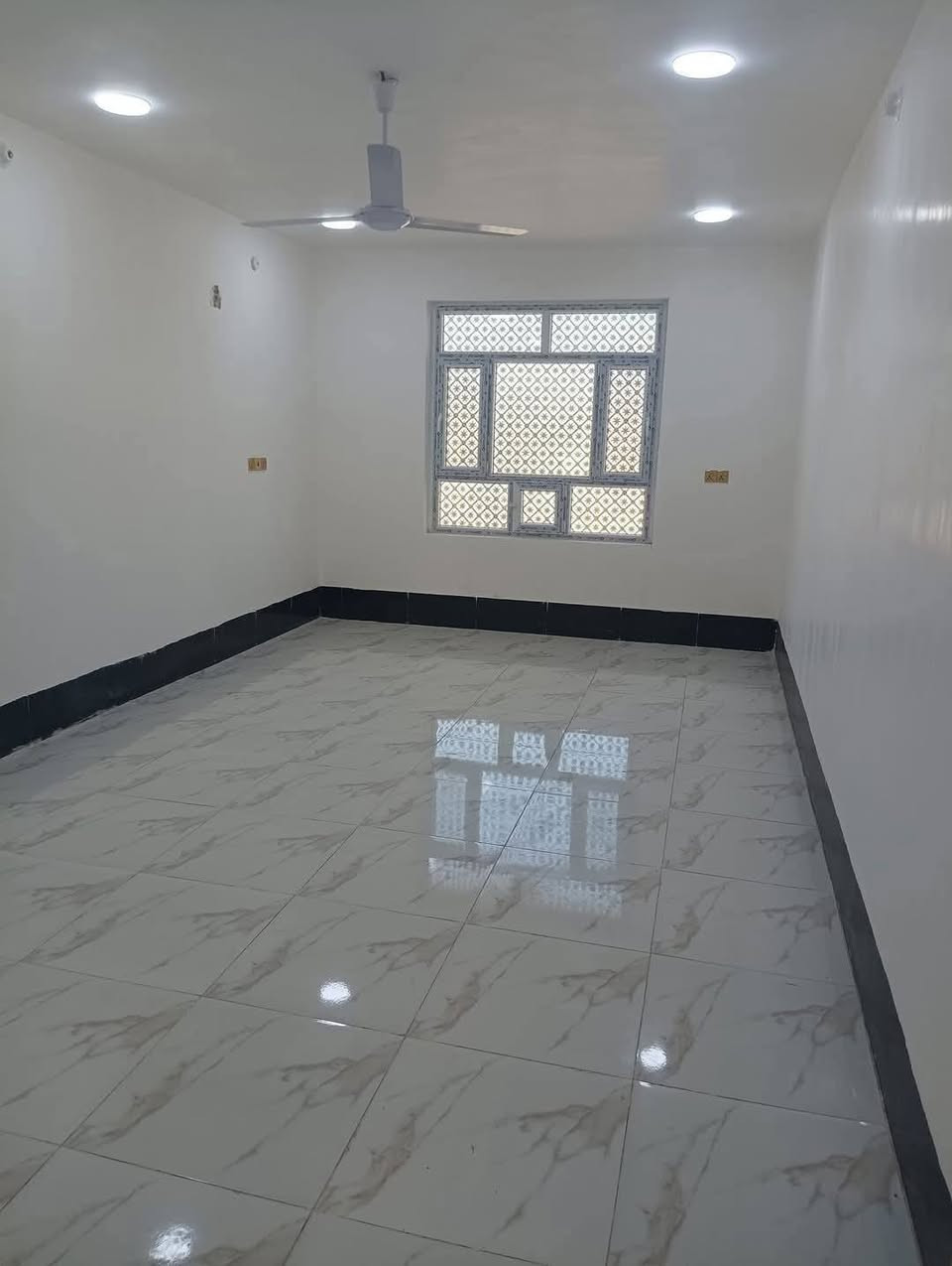 اللـــهـــم صـــلِّ علــى مـــحمــــد وآل مـــحـــمـــد 
دار للبـــــيع المســــاحه210م ركـــن طــــــــابـو زراعـــي سنــد 25

                    طابــقــيـن 3غــــــرف نــــوم 

الطابـــــــــق الاول

 غــــــــرفـه نـــوم وكــــــــلــدور ومـــطـــبــــــــخ وســـــــتـــقبـال ومـــــــجـــــمــــــــع صــــــحـــيـــــات وكـــراج سيــاره وحـديقـه 

الطابـــــــــق الثـــــــــاني 

غــرفــــــــــتــــيـــــــن نــــــوم وكـــلـــــــدور 

عــنــــــوان مـــحيــــزم 4شـــــــارع شريـــفــــه الجـــديــــد مقـــابل 

الملــــــــــب الخمـــــــــــاسي رابــــــع بيــــت عن شـــارع شــــريـفه 

اتــــــــــرك تعلـــــــــــق ويــــــــتم الـــــــرد خــــــــــــاص او اتصــــــــال ***********   او 

مـــراجـعـت مكـتـــب الربـــــيعـــي للـــعــقـــار ولــمقــــاولات الــــعـــامـه شـــارع 100قــــرب جـــســــر الــــمــــــشـــــات 

عنــــدك عقــار اتريـــــــد اتبيعـــــــعه او اتأجـــــــــره اتفضـــــــل خــــــــاص او اتصــــــال***********
