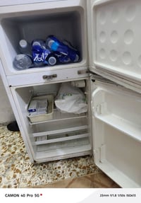 ثلاجه صغيره حلوه ونظيفه شغاله فيها صوت بالماطور خمس دقائق ويقطع الصوت ...