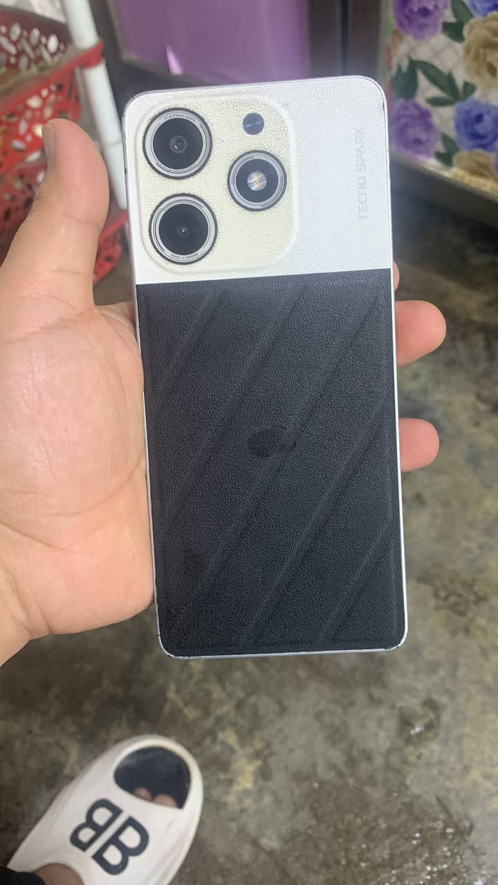 تكنو سبارك 10برو
التلفون نضيف كلش بس هاي السواد بشاشه فوك ومماثر صارلها هواي 
ذاكرته: 128
معالج: ميديا تك G88
يأتي بثلاث كامرات بدقه: 50MP
وكامره اماميه بدقه: 32MP
حجم الشاشه: FHD6.8+ 
مكاني بغداد *********** 
السعر قيم باليرضى اللهه وبالعافيه
