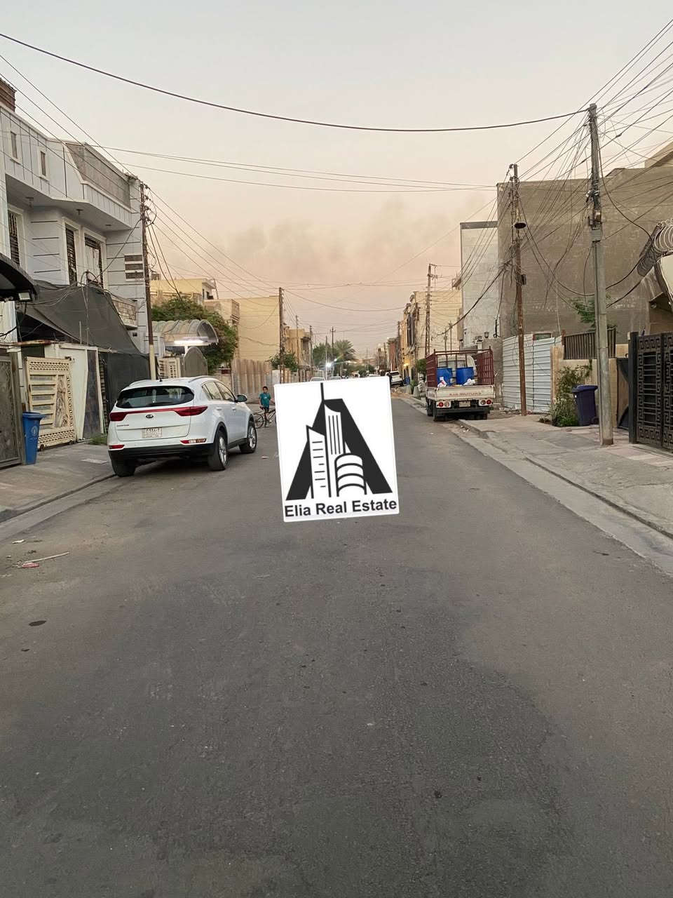 للبيع في السيدية
دار مساحه 140  متر  واجهه 5.75  متر متكون  من وحدتين سكنيه 
بناء نظيف جداً وجاهز ..
كل وحده سكنيه تتكون من استقبال ومطبخ وغرف نوم عدد 3 وصحيات 

ممكن يستثمر بمبلغ مليون ونص شهرياً لعشاق الاستثمار ..

موقع ممتاز ومرغوب جداً 
السيدية / مربع التصنيع / شارع 15 متر .. 

السعر جداً ممتاز فرصه ذهبيه ..

للاستفسار *********** حمزة
