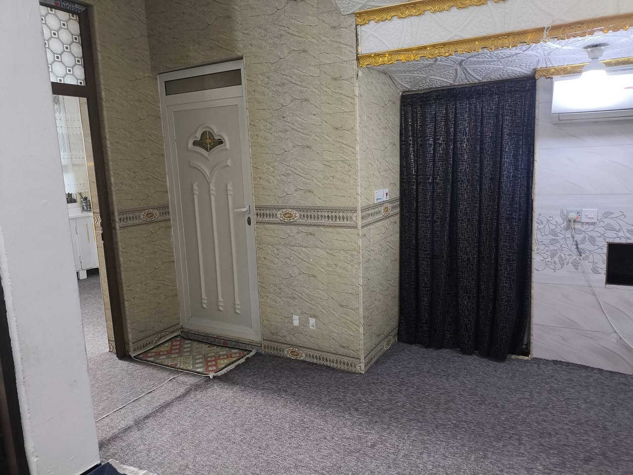 مشتمل للبيع مساحه بلسند 75واقع حال 100 طابقين الطابق الاول عكاده والثاني سندويج الطابق الاول ستقبال وصاله ومطبخ وحمام ومنور والطابق الثاني غرفه وصاله وحمام وسطح حي الشهداء قريب الملعب ***********
